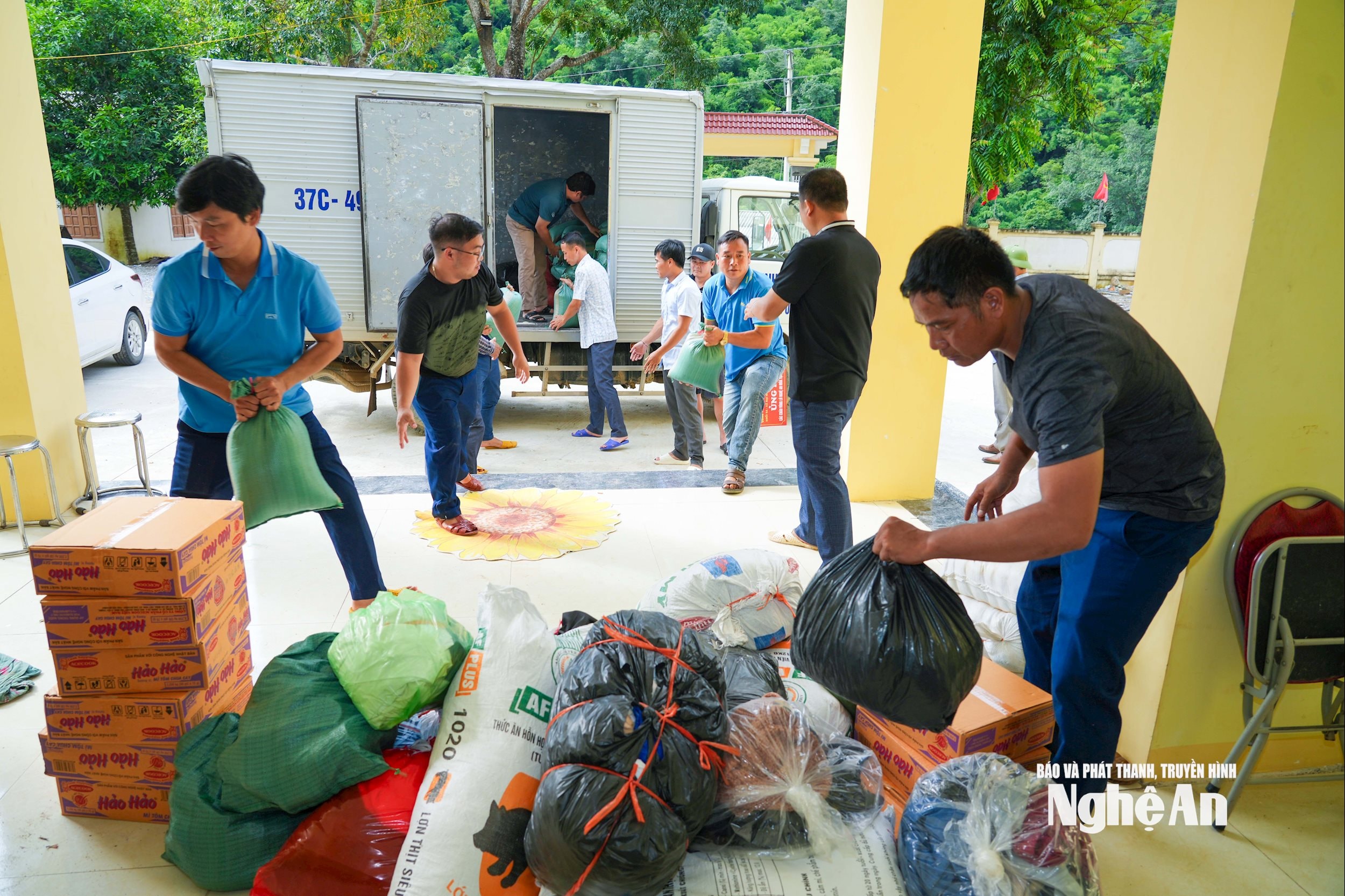 Đoàn thiện nguyện mang quà ủng hộ bà con xã Mường Típ khắc phục hậu quả mưa lũ. Ảnh: Đình Tuyên