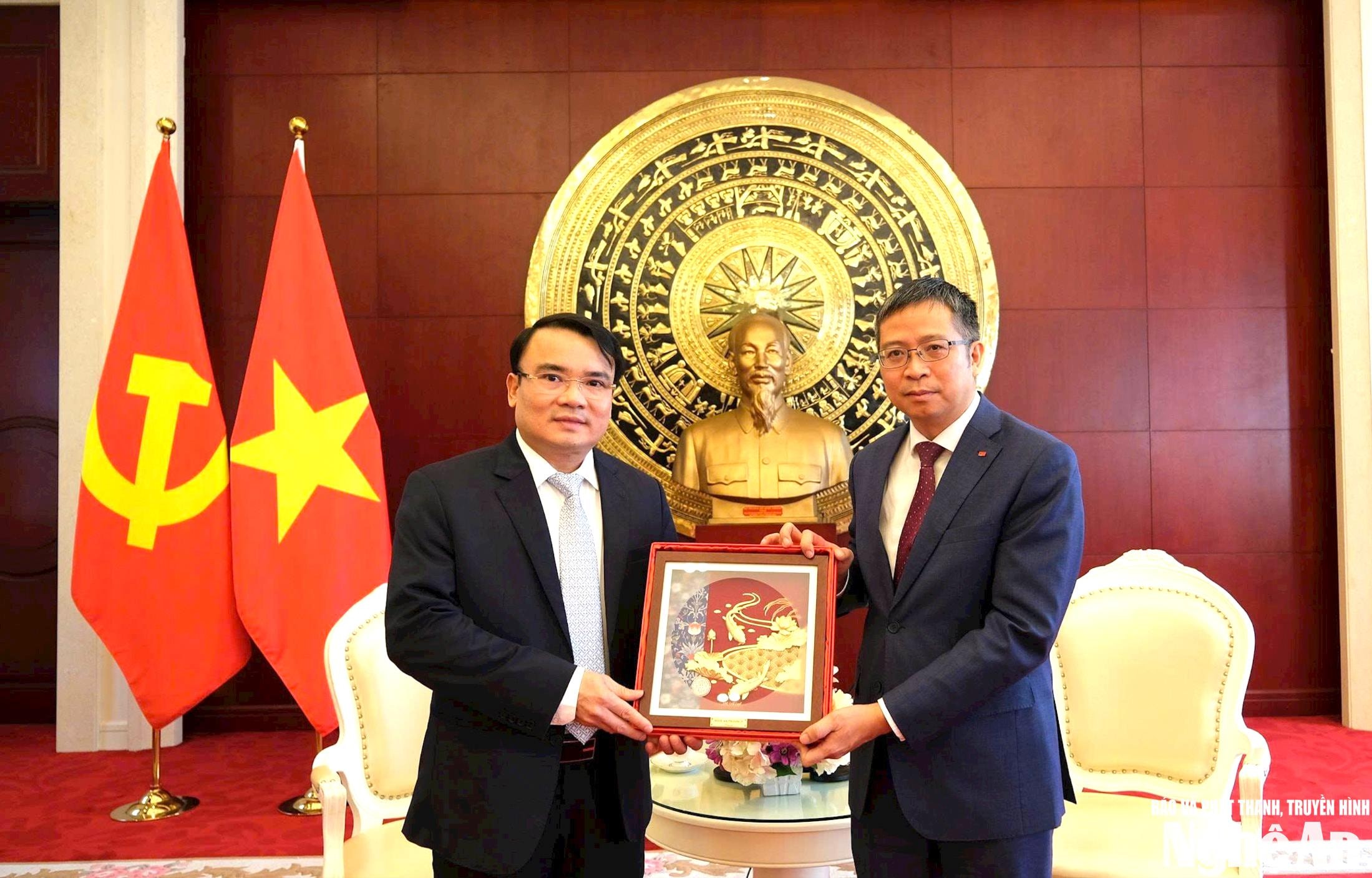 1.-pct-phung-thanh-vinh-tang-qua-cho-dsq-1-.jpg