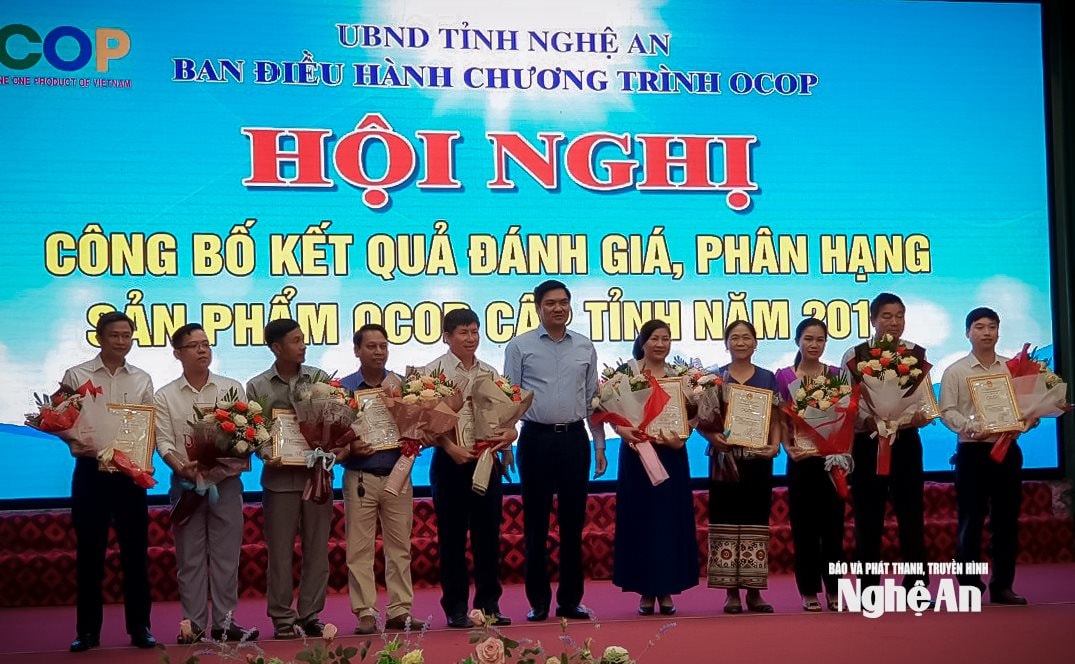 6. Đồng chí Hoàng Nghĩa Hiếu - Phó Chủ tịch UBND tỉnh trao giấy chứng nhận cho 15 sản phẩm đạt 4 sao copy