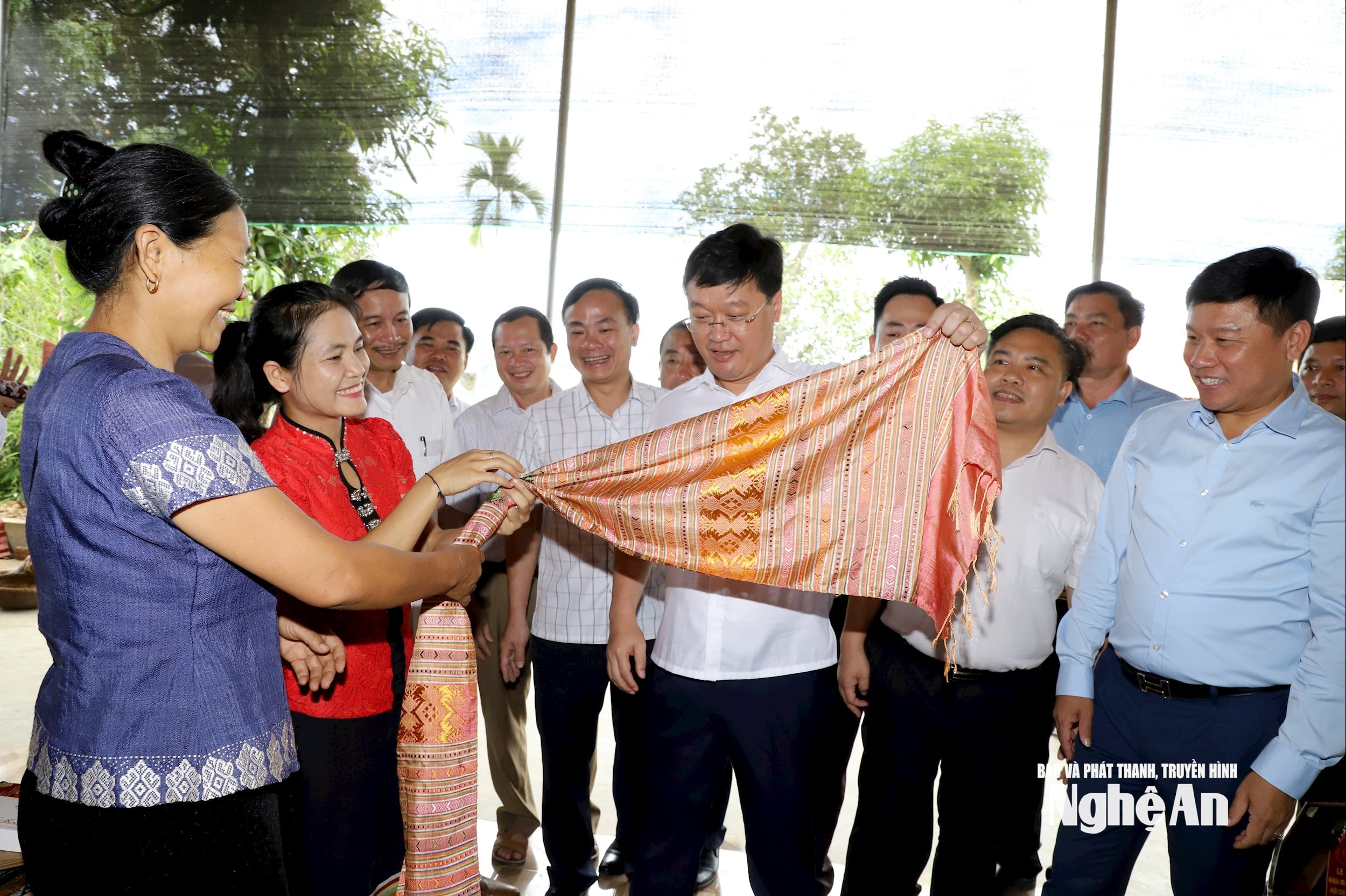 Thăm làng HTX làng nghề thổ cẩm dệt Hoa Tiến, Chủ tịch UBND tỉnh Nguyễn Đức Trung đánh giá cao chất lượng, mẫu mã sản phẩm dệt thổ cẩm. Ảnh Phạm Bằng