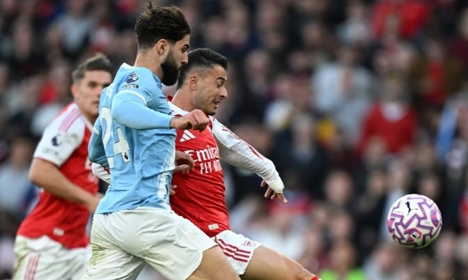 Martinelli giúp Arsenal giành 1 điểm nghẹt thở trước Man City.