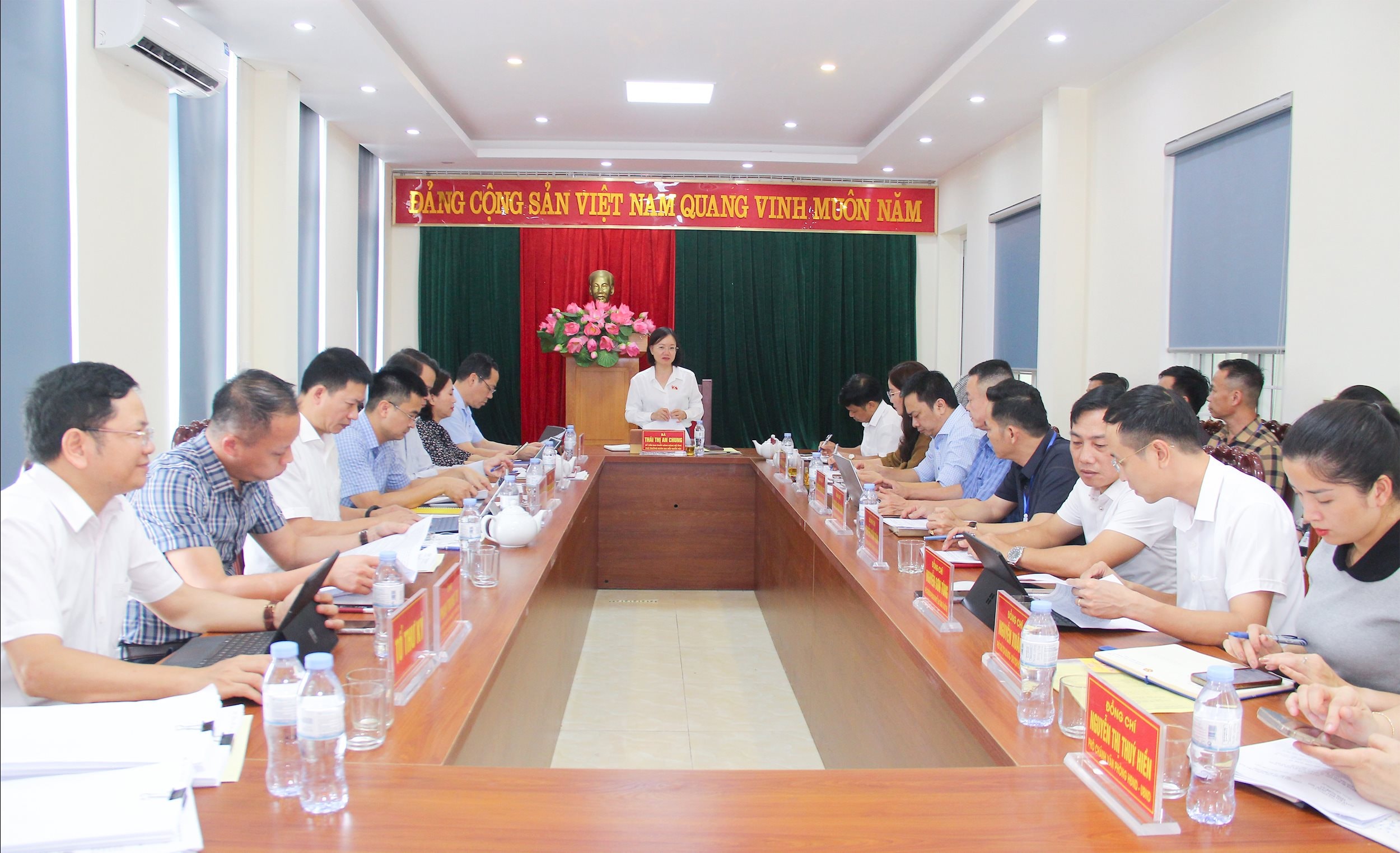 Quang cảnh cuộc làm việc tại phường Trường Vinh. Ảnh Mai Hoa