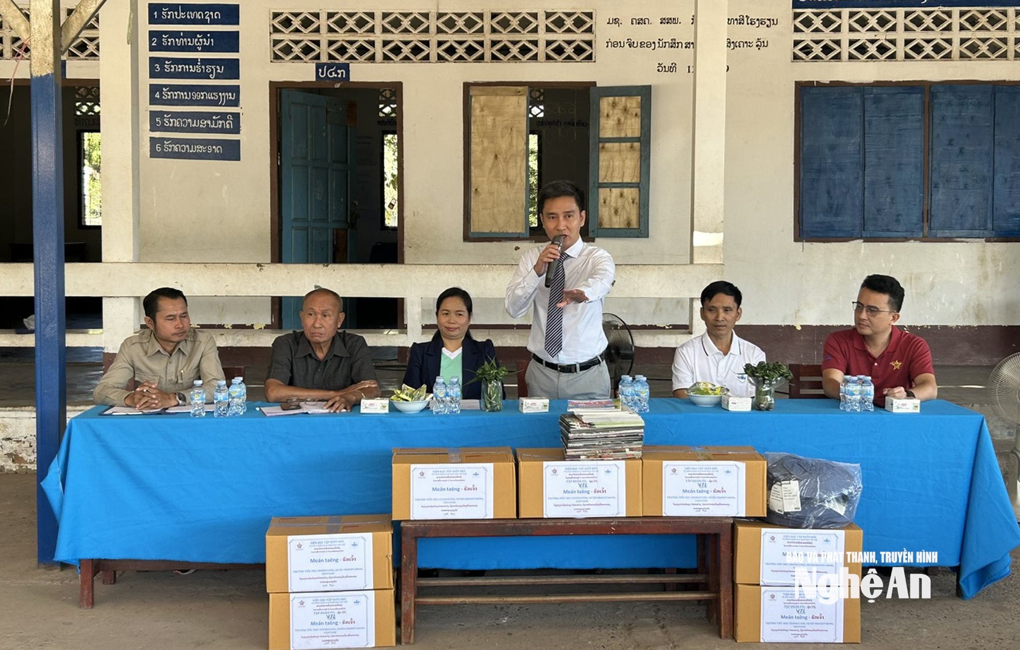 Anh Nguyễn Anh Tuấn phát biểu tại lễ trao tặng sách cho trường học tại ngoại ô Viêng Chăn, Lào tháng 11-2024