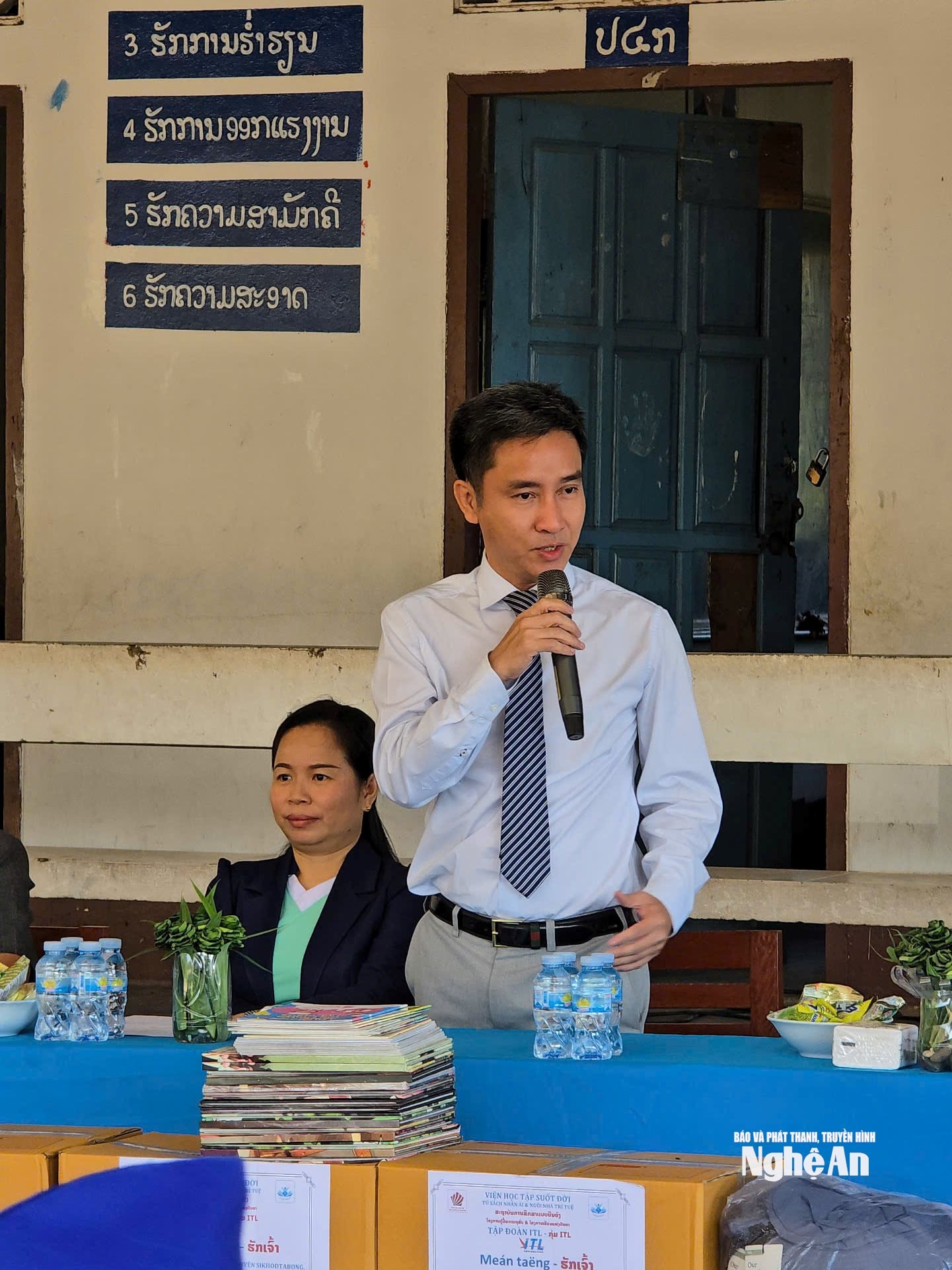 Anh Nguyễn Anh Tuấn tại lễ trao tặng sách cho trường học tại ngoại ô Viêng Chăn, Lào tháng 11-2024