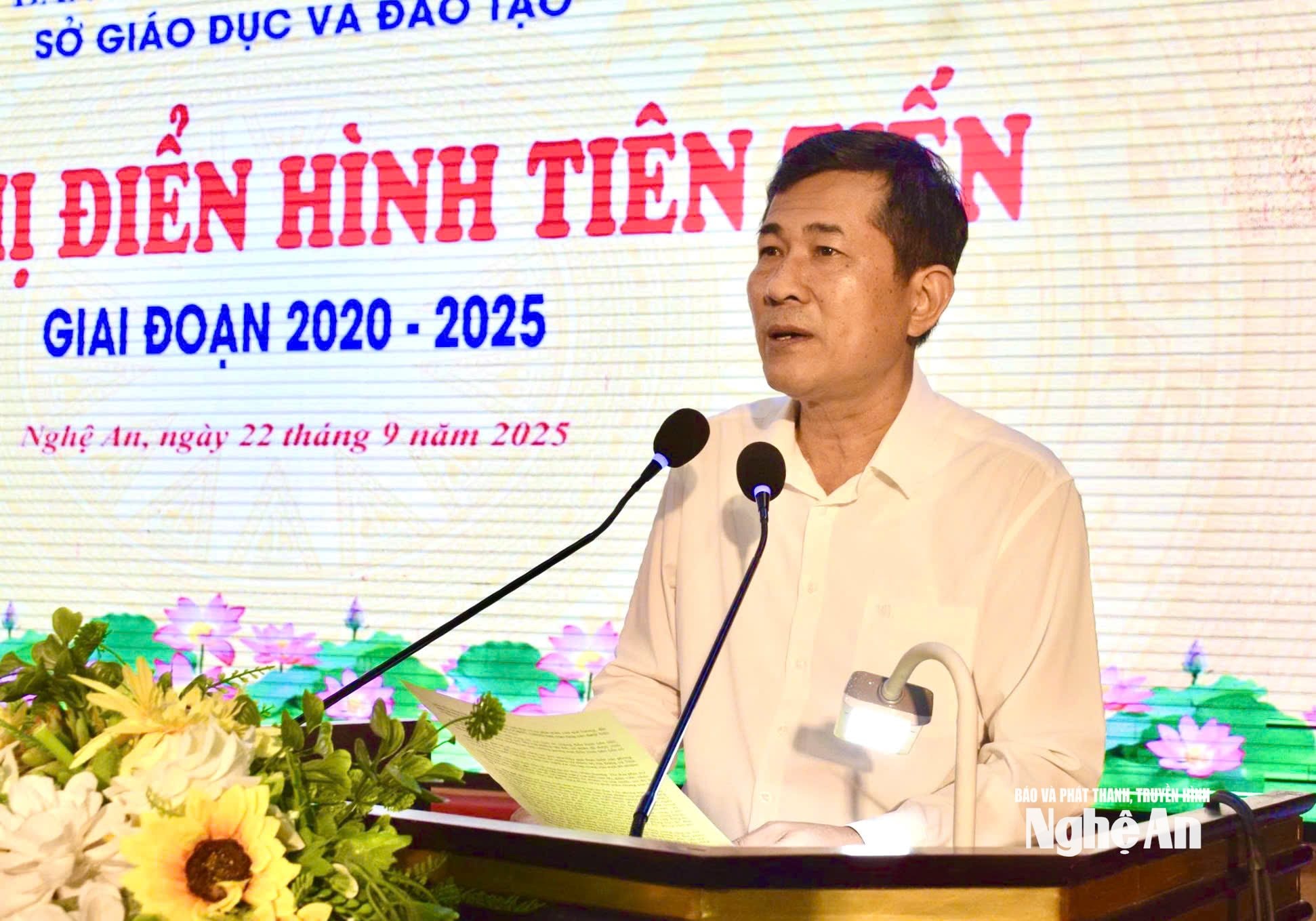 GIám đốc Sở Giáo dục và Đào tạo Thái Văn Thành phát biểu tại hội nghị. Ảnh - Mỹ Hà