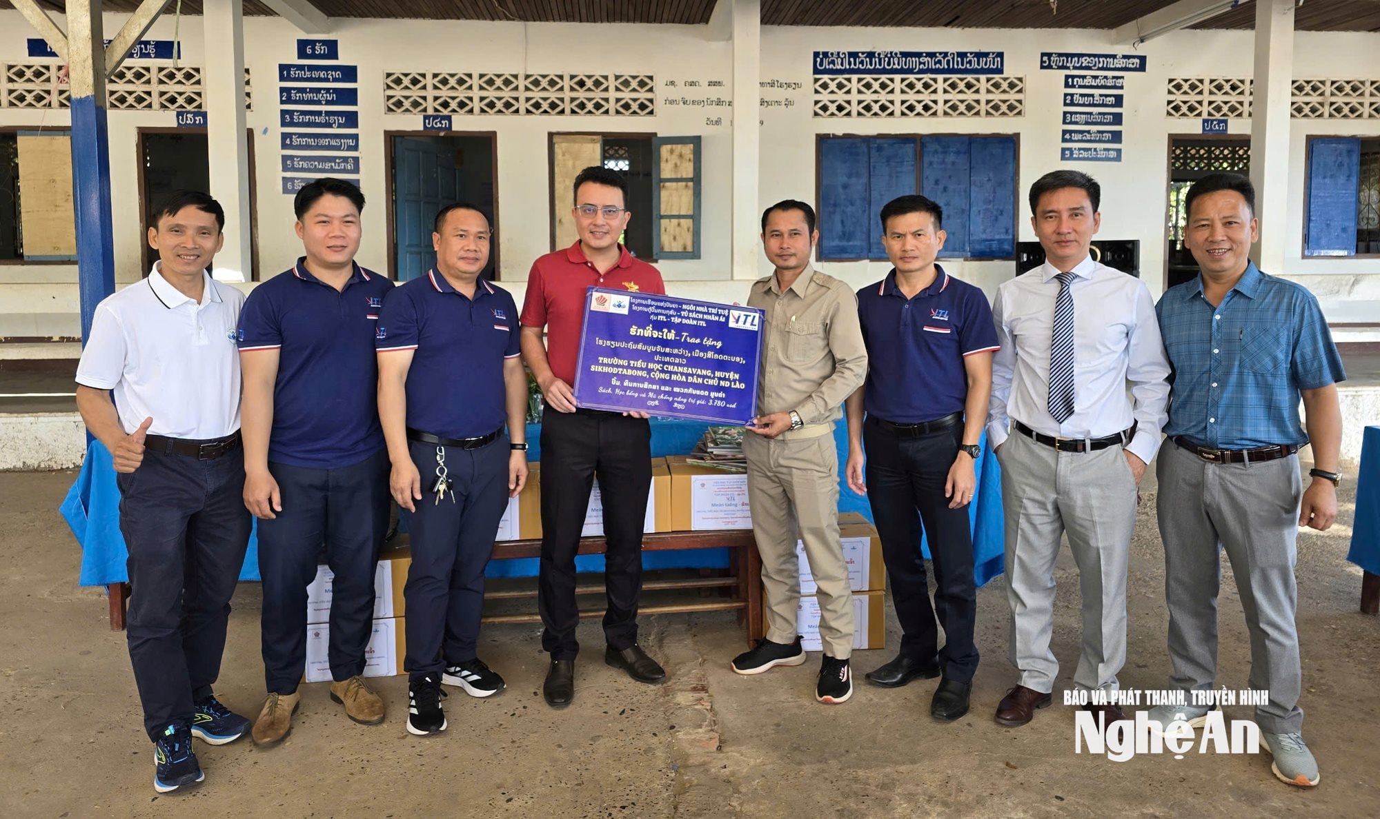 Ngôi nhà trí tuệ và Tủ sách nhân ái trao tặng sách tại Lào