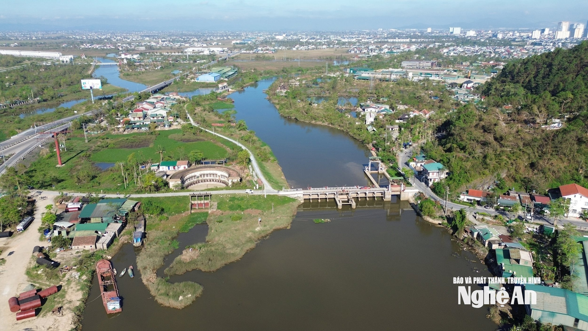 Sông Vinh đoạn bara Bến Thuỷ. Ảnh Tiến Đông