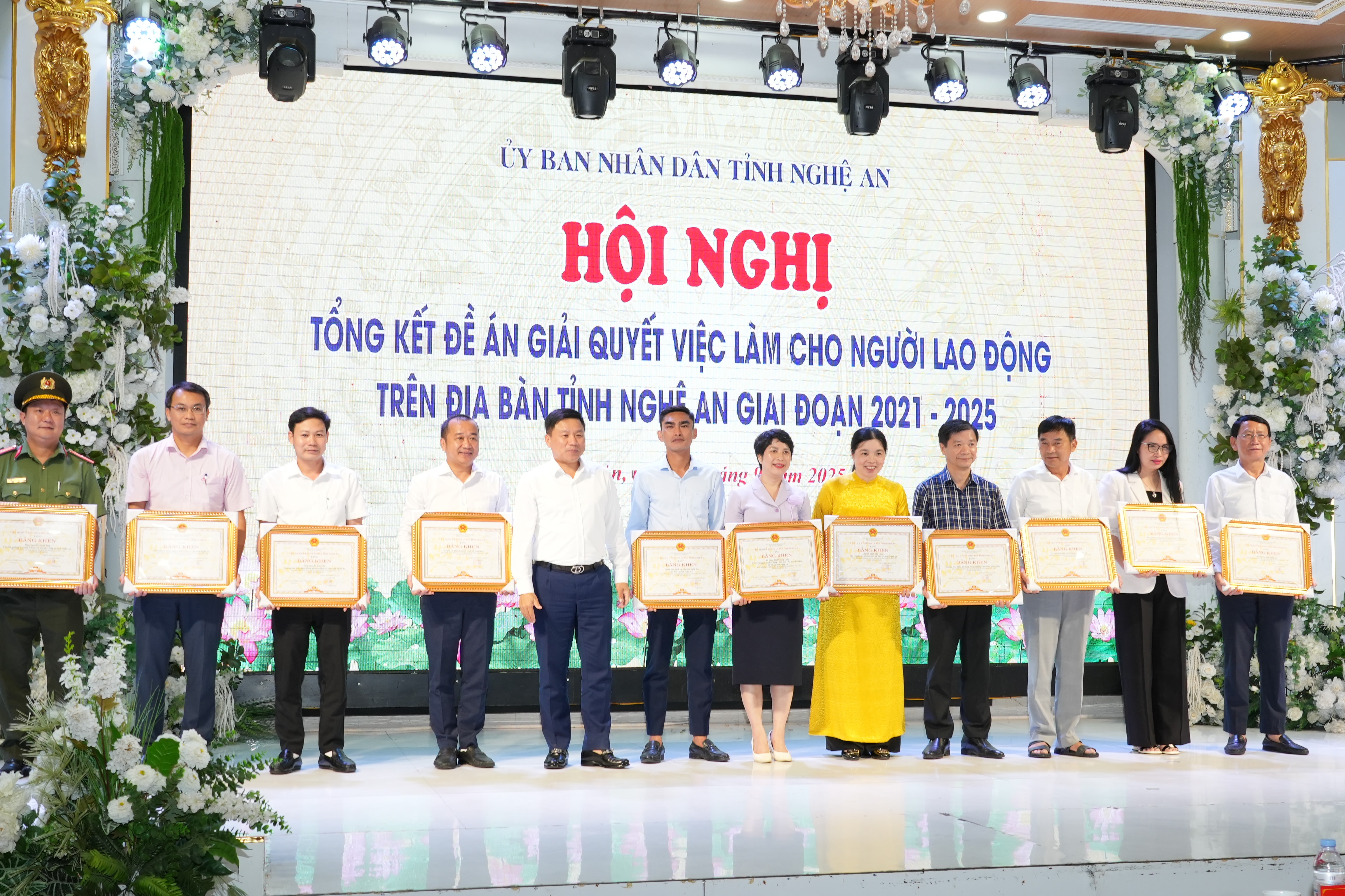 ការប្រគល់វិញ្ញាបនបត្រនៃគុណសម្បត្តិដល់បុគ្គលនិងក្រុម