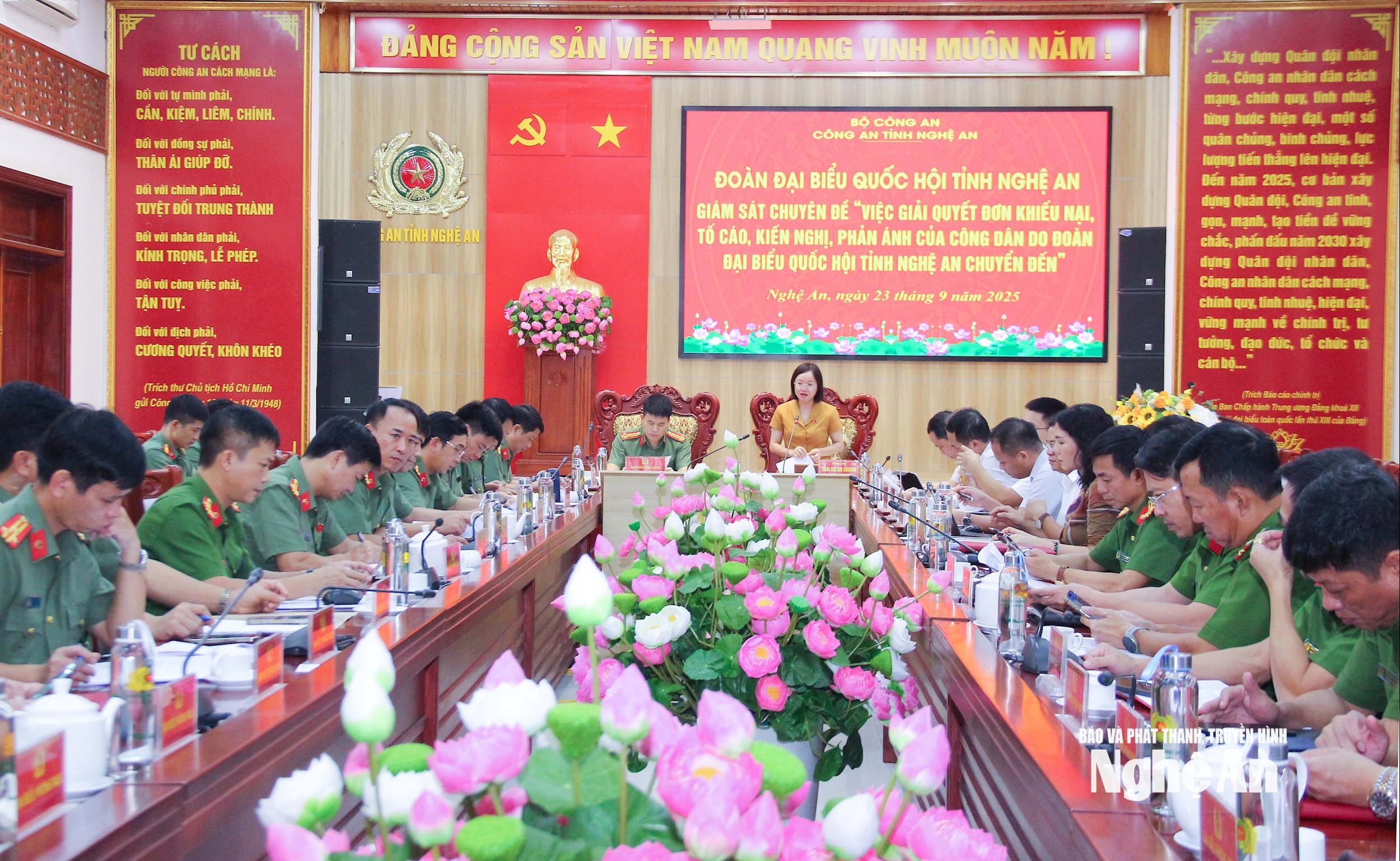  Quang cảnh cuộc làm việc. Ảnh Mai Hoa