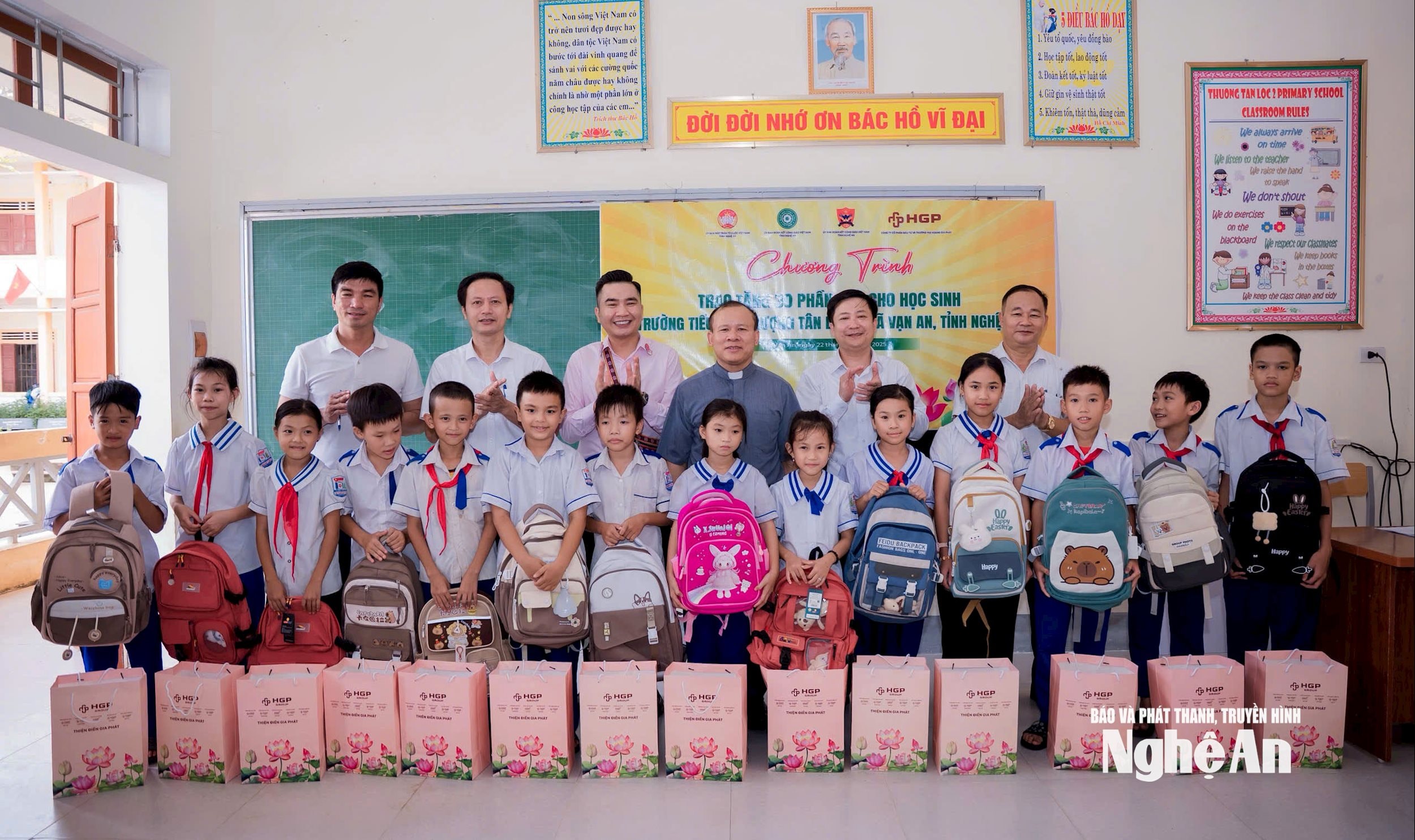 tặng quà học sinh