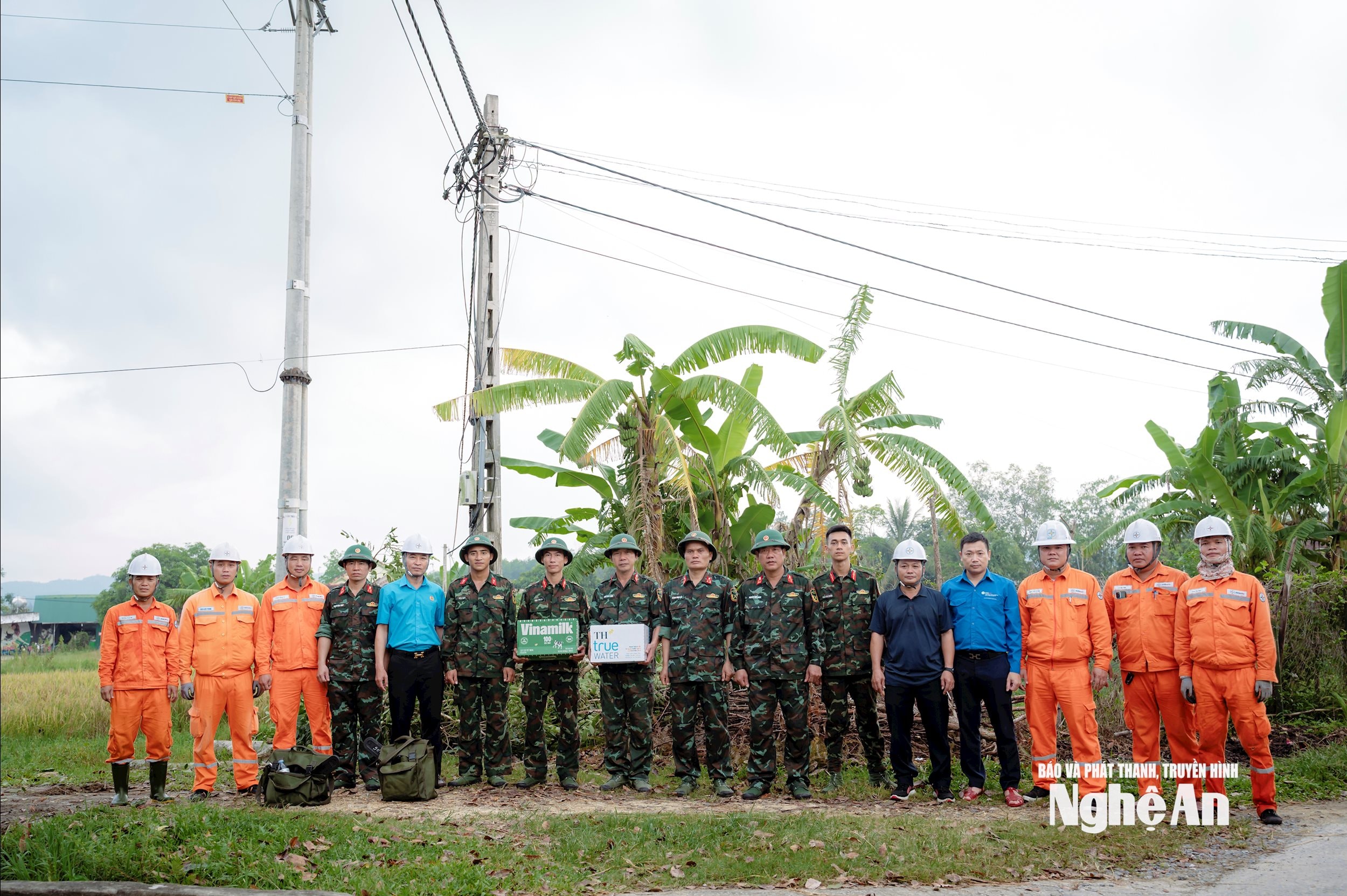 Công Đoàn, Đoàn thanh niên Công ty Điện lực Nghệ An trao quà