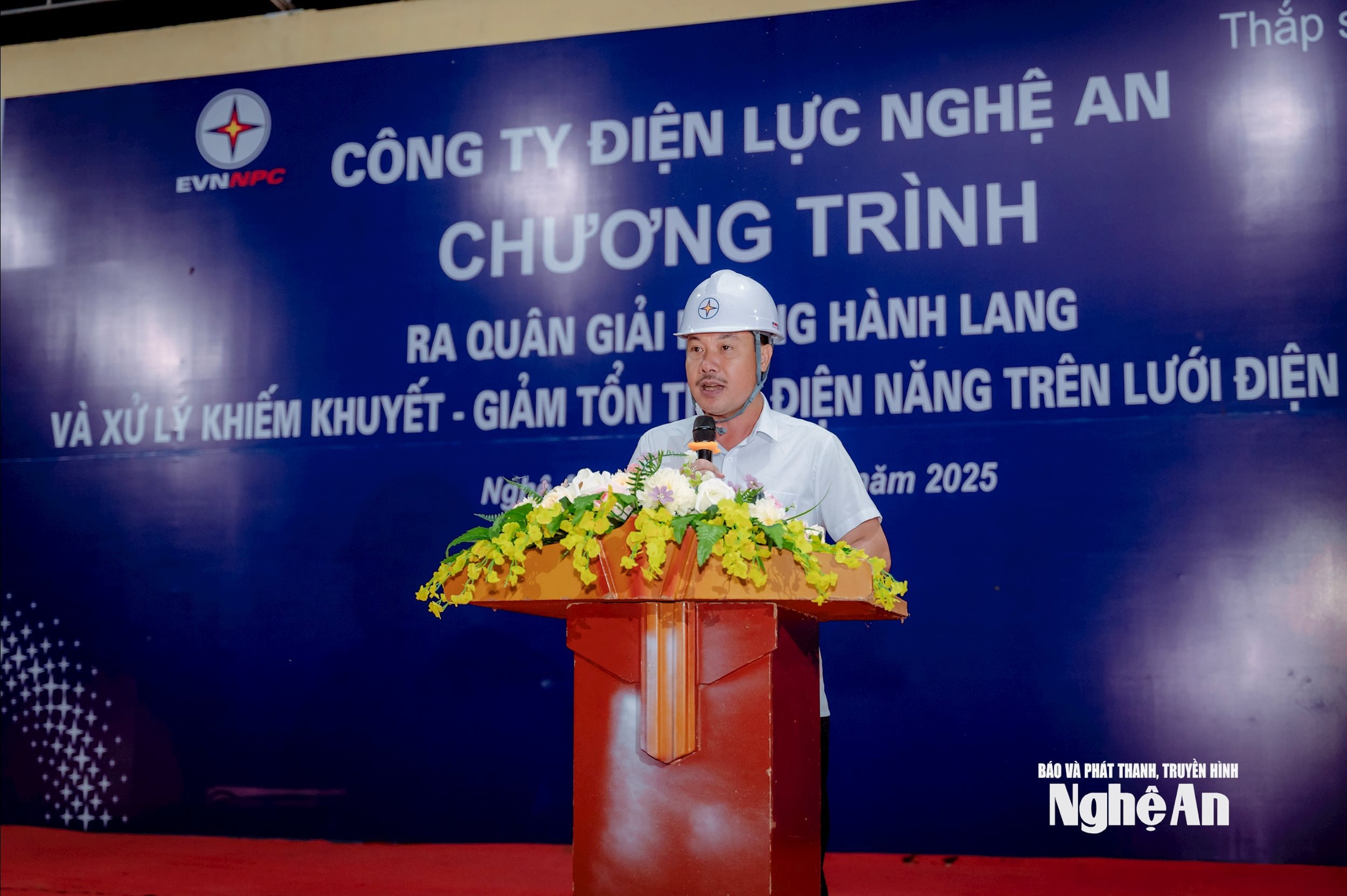 Ông Lê Quang Thanh - Phó Giám đốc Công ty Điện lực Nghệ An, phát động chương trình.