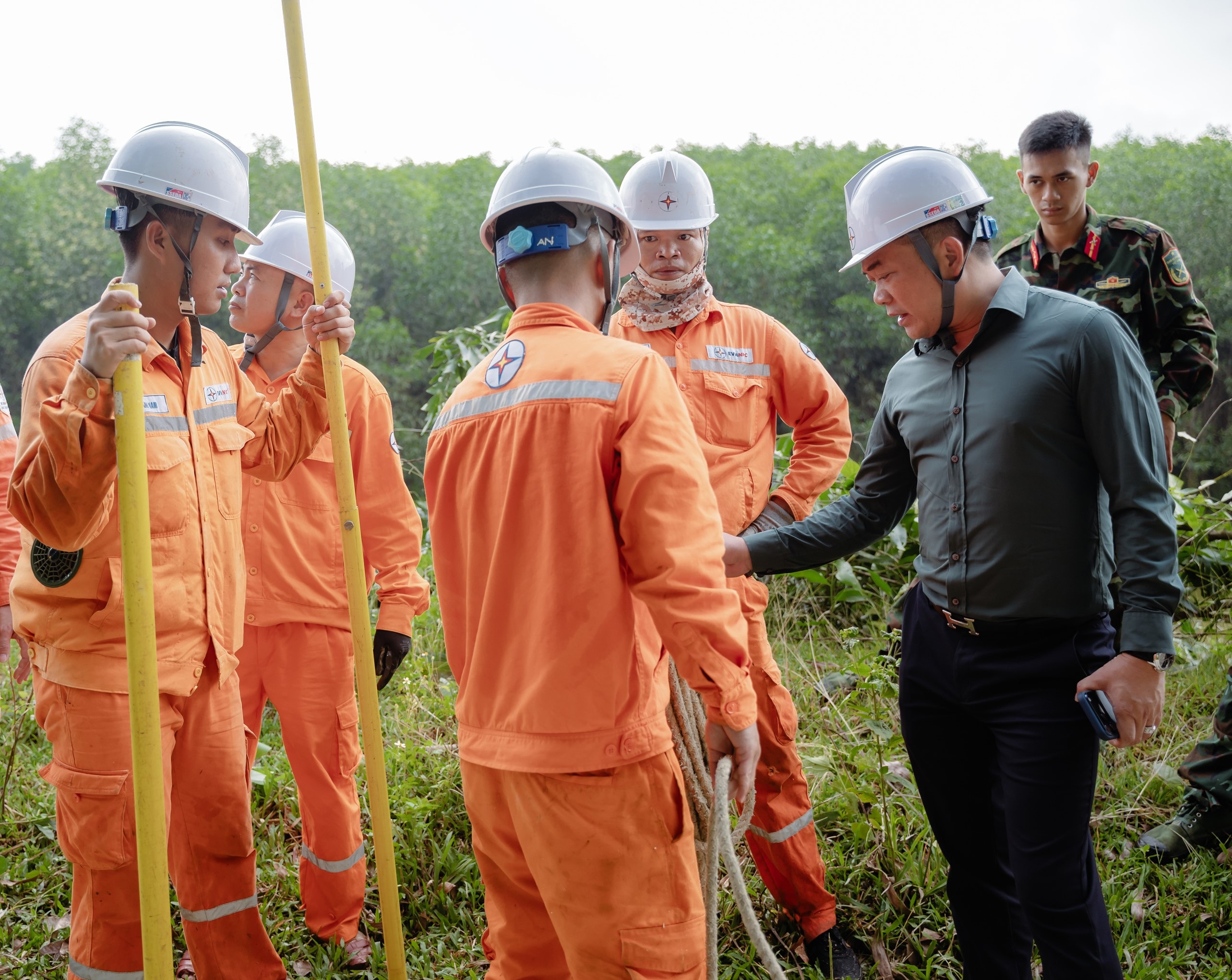 Ông Phạm Công Thành - Giám đốc Công ty Điện lực Nghệ An trực tiếp xuống hiện trường, chỉ đạo, động viên và kiểm tra việc thực hiện hiệu quả chương trình ra quân giải phóng hành lang an toàn lưới điện cao áp và xử lý khiếm khuyết - giảm tổn thất điện năng trên lưới điện, đường dây 375E15.5 thuộc Đội QLĐLKV Thanh Chương quản lý.