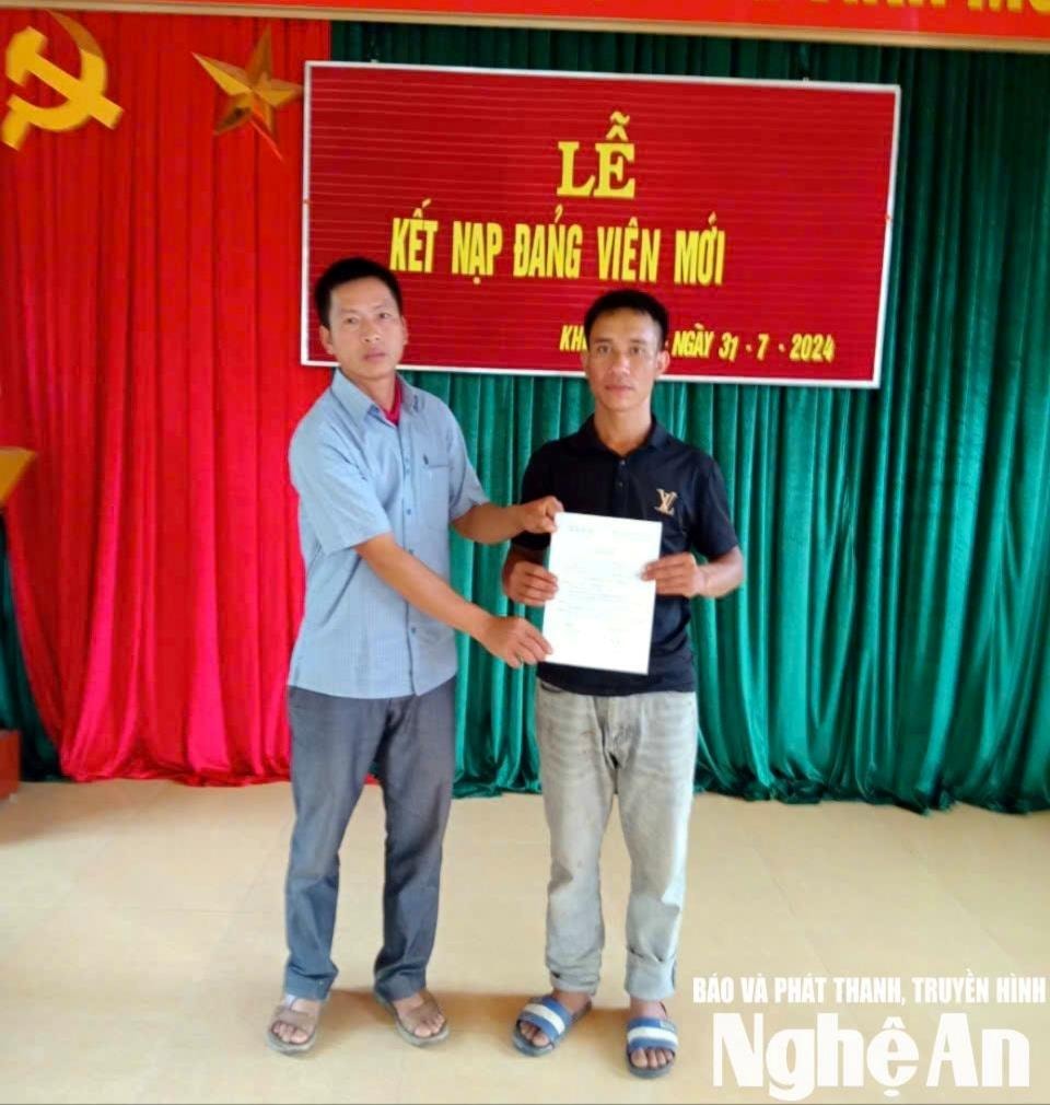 chi-bo-ban-khe-linh-trao-quyet-dinh-ket-nap-dang-cho-dang-vien-xeo-van-bien(1).jpg