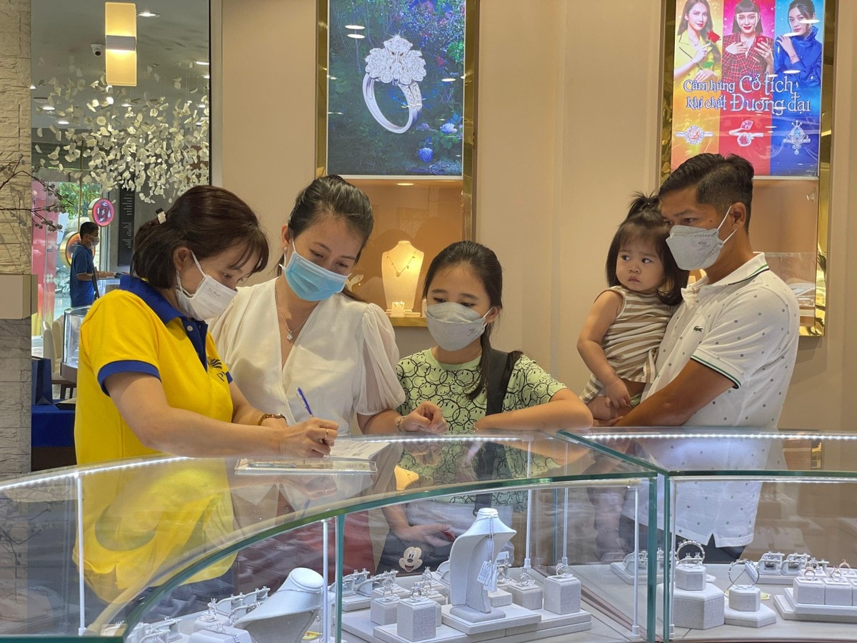 Giá vàng chiều nay 23/9/2025: Bảng giá vàng SJC DOJI PNJ, vàng thế giới