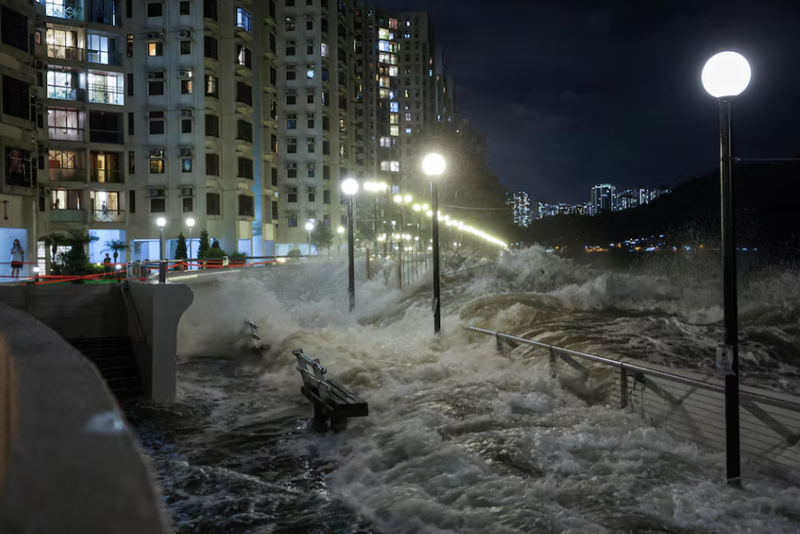 Siêu bão Ragasa tàn phá Hong Kong: 700 chuyến bay bị hủy, thành phố tê liệt
