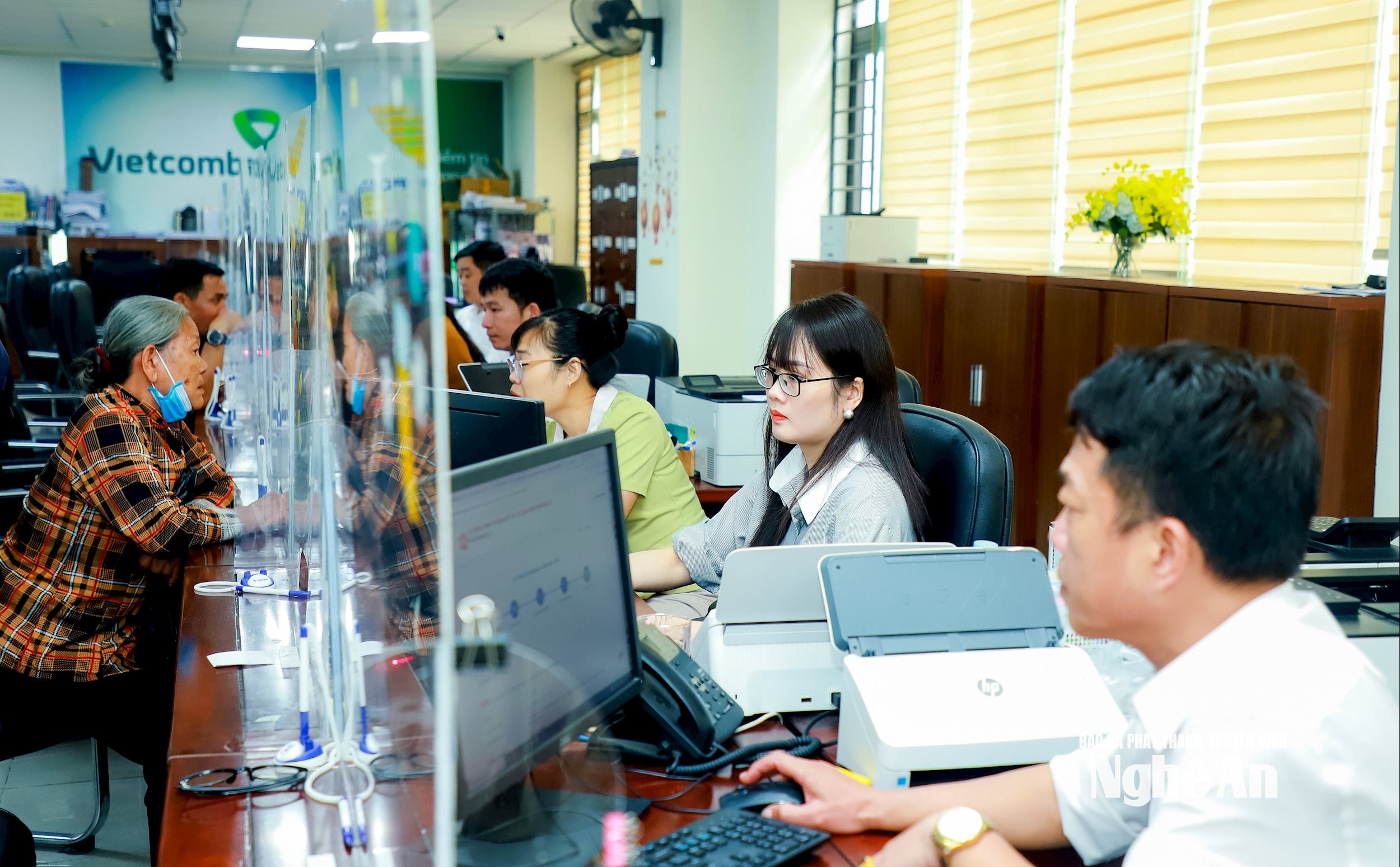 3. Cán bộ Trung tâm Phục vụ hành chính công tỉnh tiếp nhận, hướng dẫn thủ tục cho công dân. Ảnh Thành Duy
