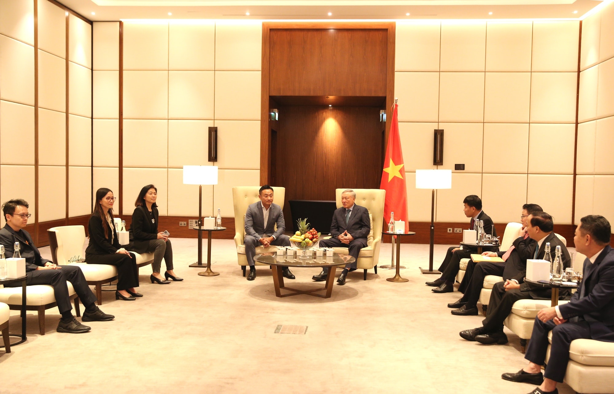 Phó Thủ tướng Thường trực Nguyễn Hòa Bình tiếp một số doanh nghiệp lớn của UAE- Ảnh 2.