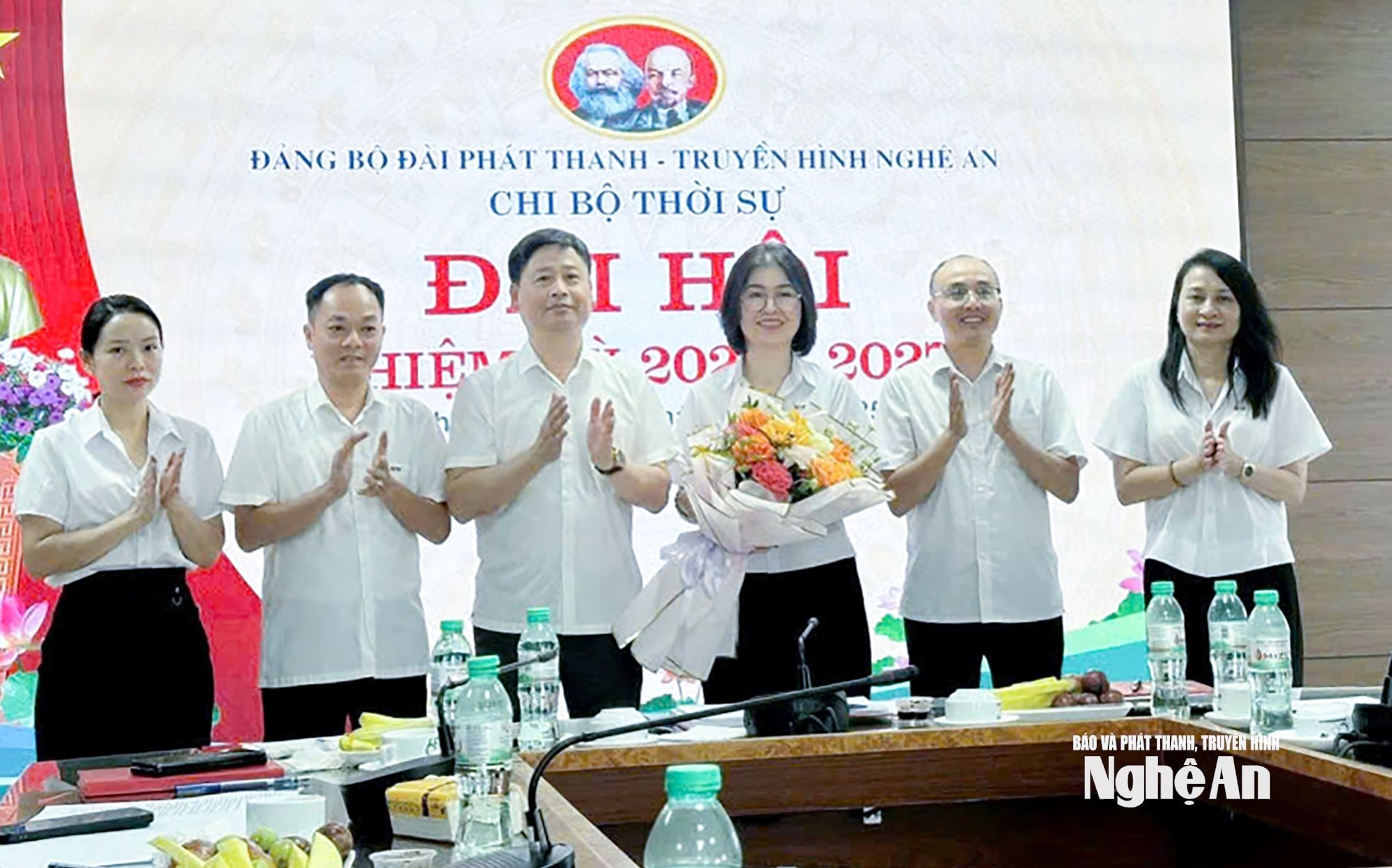 Đồng chí Trần Minh Ngọc - Bí thư Đảng uỷ, Tổng Biên tập Báo và Phát thanh, truyền hình Nghệ An tặng hoa chúc mừng Chi uỷ Chi bộ Phòng Thời sự, nhiệm kỳ 2025 - 2030.