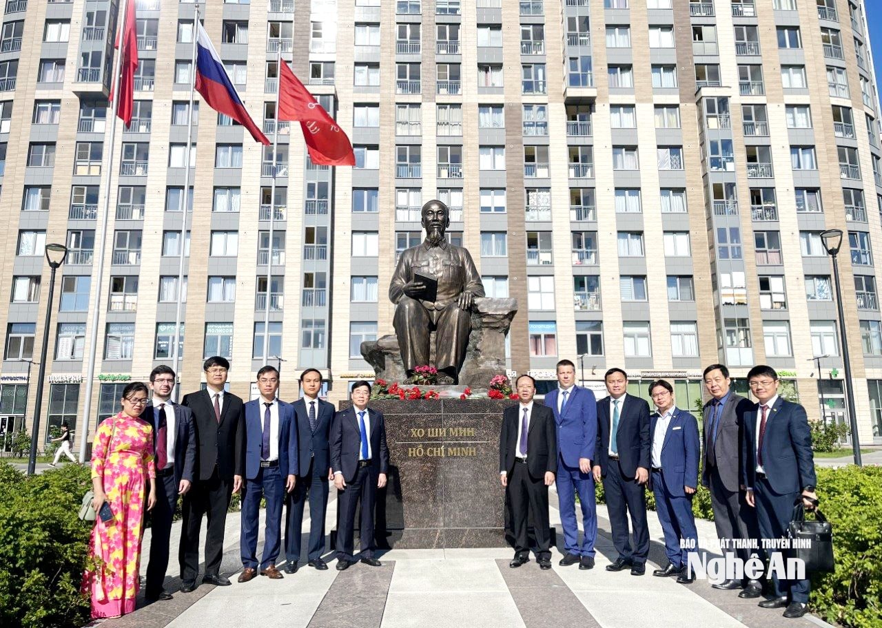 Đoàn công tác tỉnh Nghệ An cùng đại biểu chụp ảnh lưu niệm tại tượng đài Chủ tịch Hồ Chí Minh ở Xanh Pê-téc-bua (LB Nga) tháng 6/2024. Ảnh: Phạm Toàn