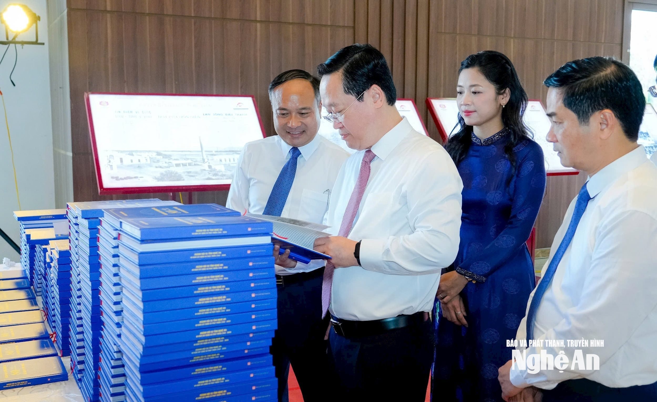 Bí thư Tỉnh ủy Nguyễn Đức Trung tham quan khu vực trưng bày truyền thống ngành Nội vụ. Ảnh: Phạm Bằng