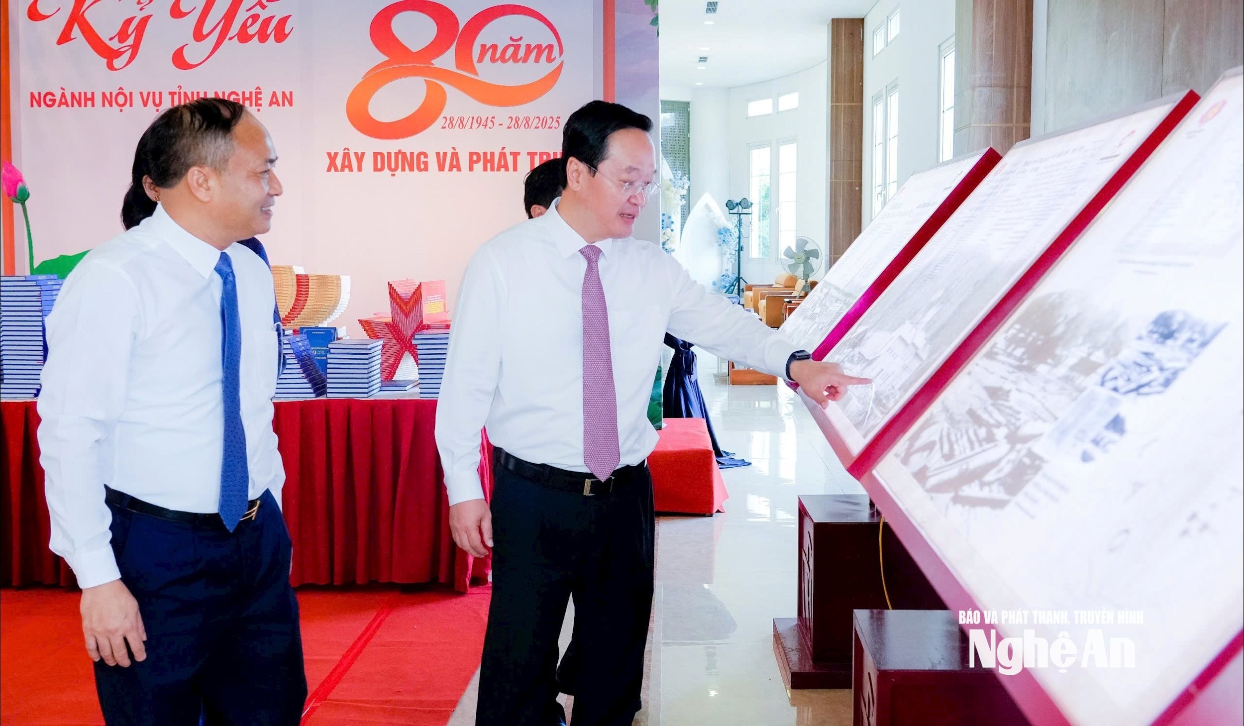 Bí thư Tỉnh ủy Nguyễn Đức Trung tham quan khu vực trưng bày truyền thống ngành Nội vụ. Ảnh: Phạm Bằng