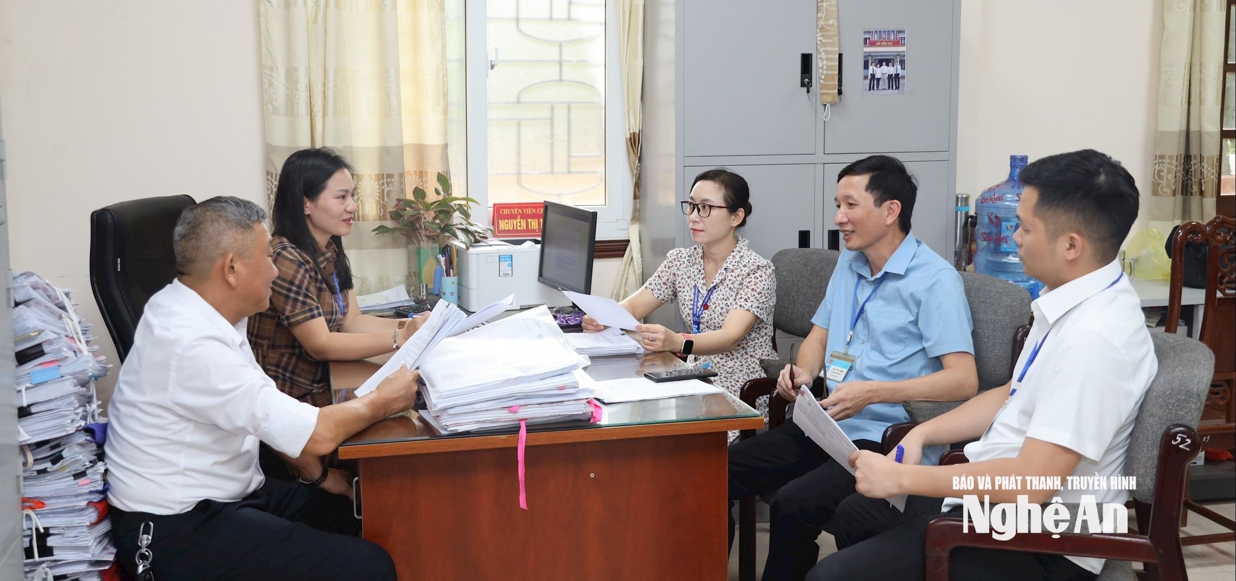 Cán bộ Sở Nội vụ trao đổi nhiệm vụ chuyên môn. Ảnh: Thanh Lê