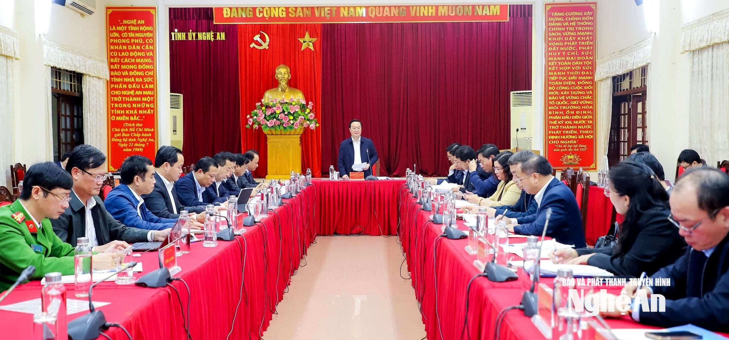 Đồng chí Nguyễn Đức Trung - Bí thư Tỉnh ủy, Trưởng ban Chỉ đạo tỉnh chủ trì hội nghị của Ban Chỉ đạo cải cách hành chính tỉnh. Ảnh Phạm Bằng