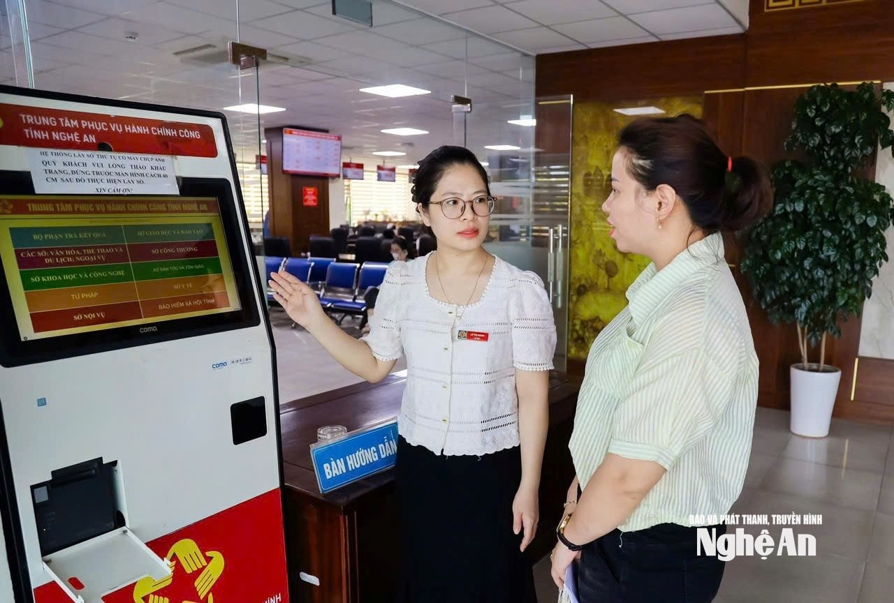 Giải quyết TTHC cho người dân tại Trung tâm Phục vụ hành chính công tỉnh Nghệ An. Ảnh P.V