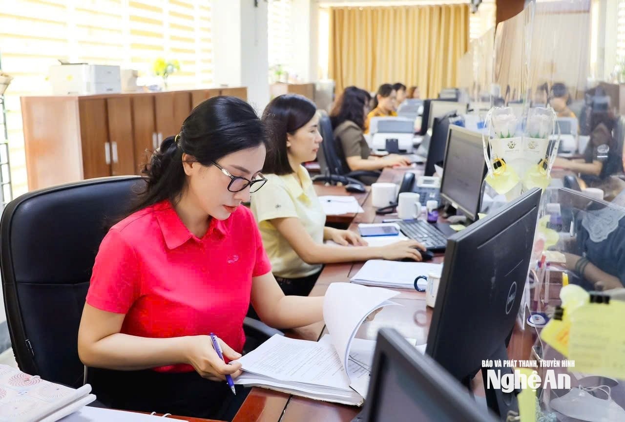 Giải quyết TTHC cho người dân tại Trung tâm Phục vụ hành chính công tỉnh Nghệ An. Ảnh Thanh Lê
