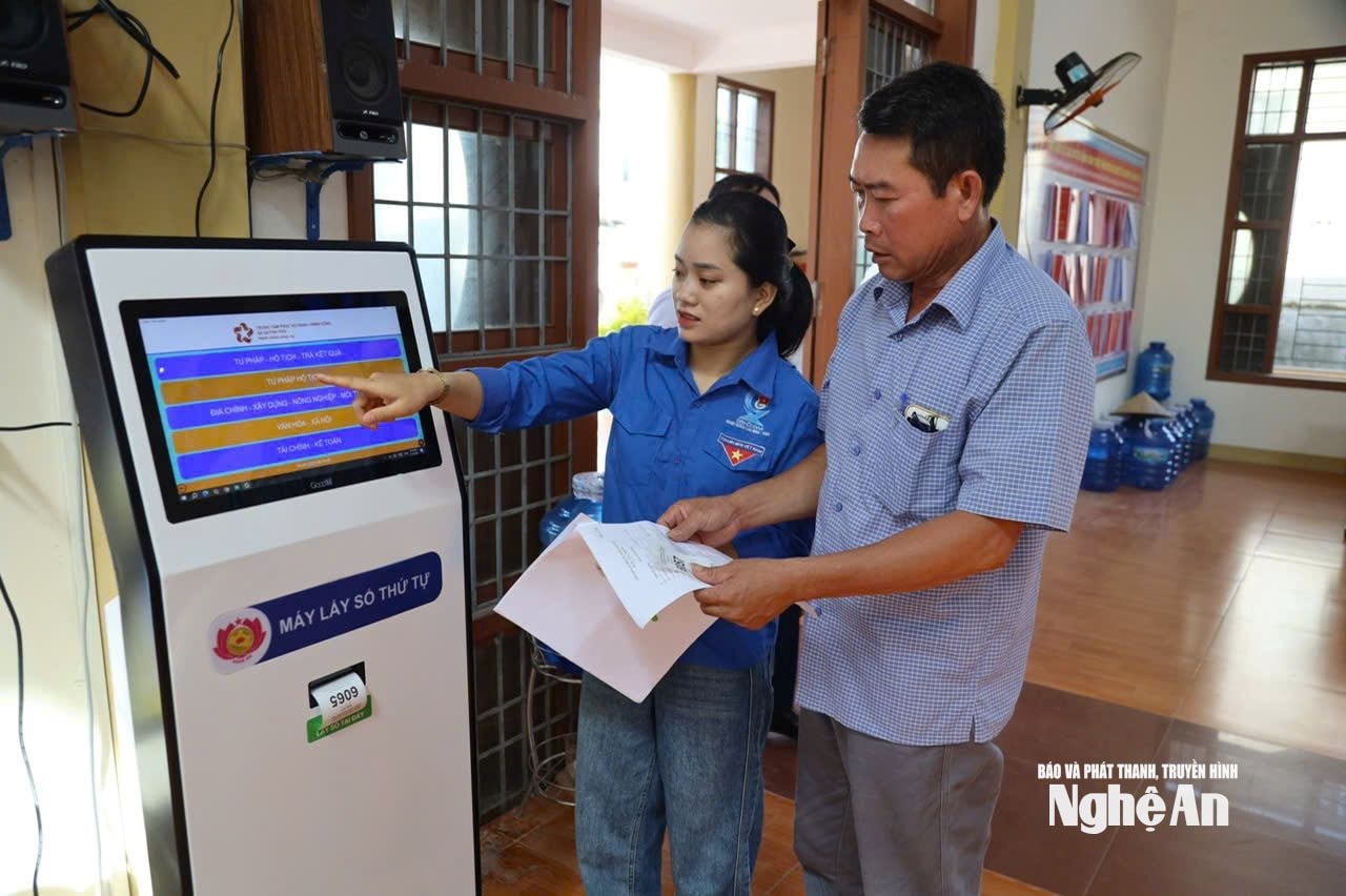 Hướng dẫn người dân lấy số tự động tại xã Quỳnh Phú. Ảnh Thanh Lê