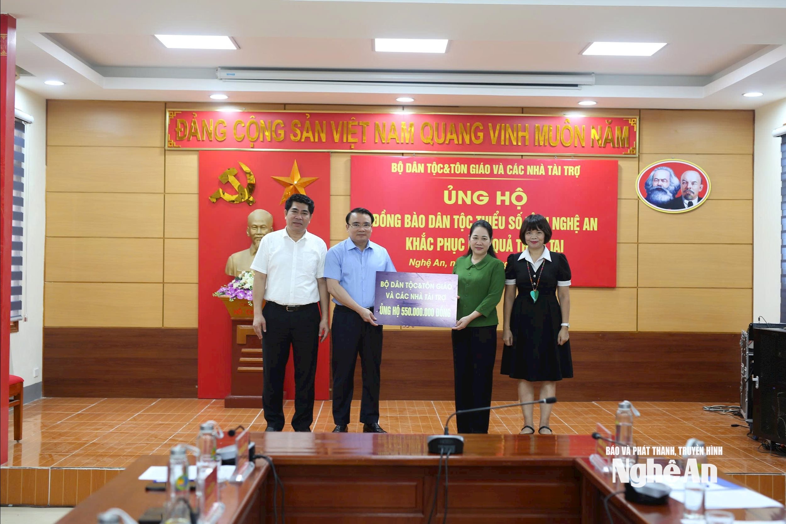 trao quà cho đồng bảo Ảnh Diệp Thanh00000