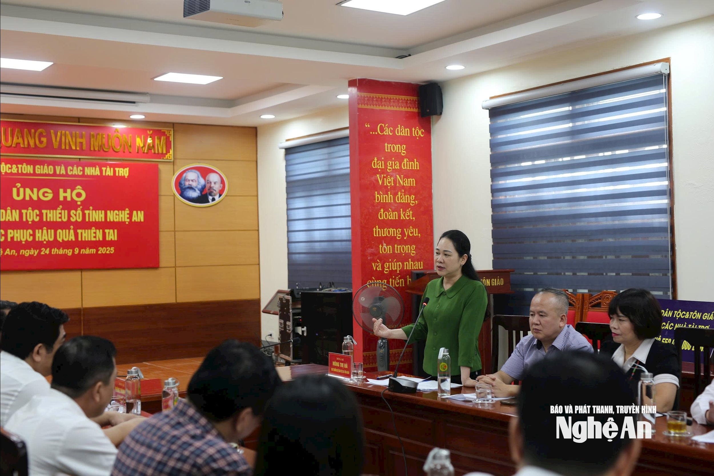 trao quà cho đồng bảo Ảnh Diệp Thanh00002
