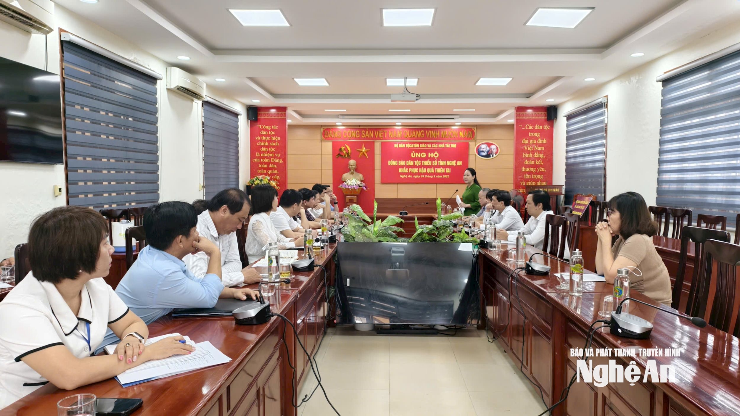 trao quà cho đồng bảo Ảnh Diệp Thanh00003