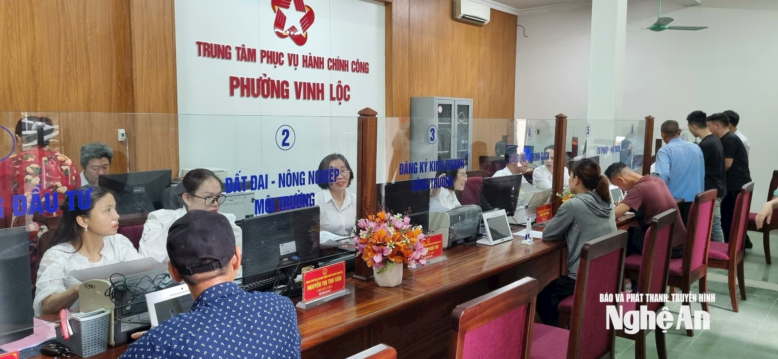 Cán bộ phường Vinh Lộc giải quyết thủ tục hành chính cho tổ chức, cá nhân. Ảnh Thanh Lê