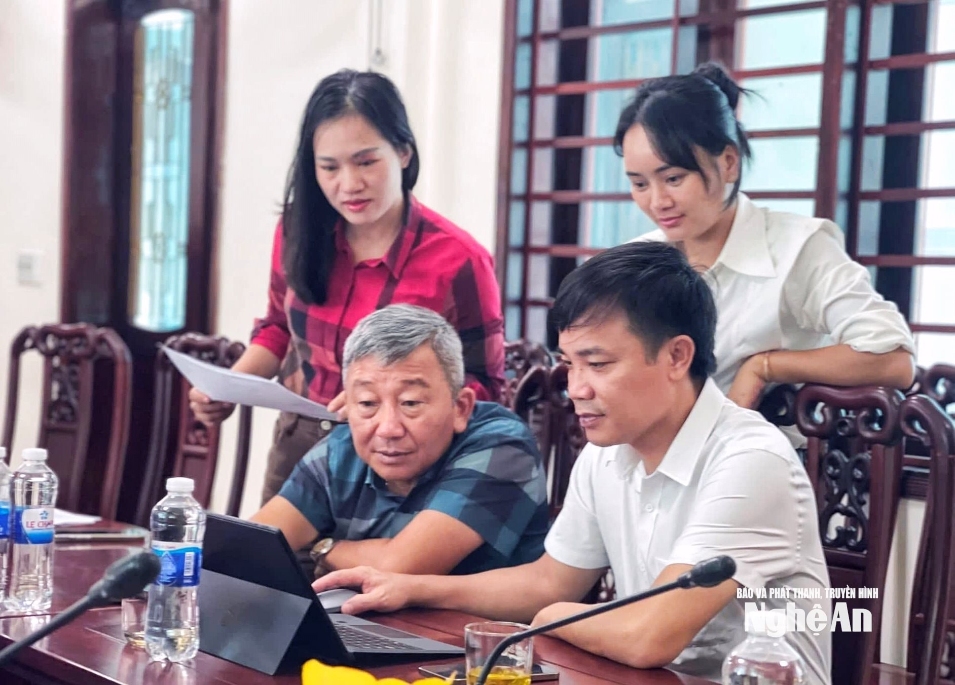 Cán bộ Sở Nội vụ Nghệ An hướng dẫn, thẩm định hồ sơ giải quyết thủ tục hành chính tại xã Mường Xén. Ảnh P.V