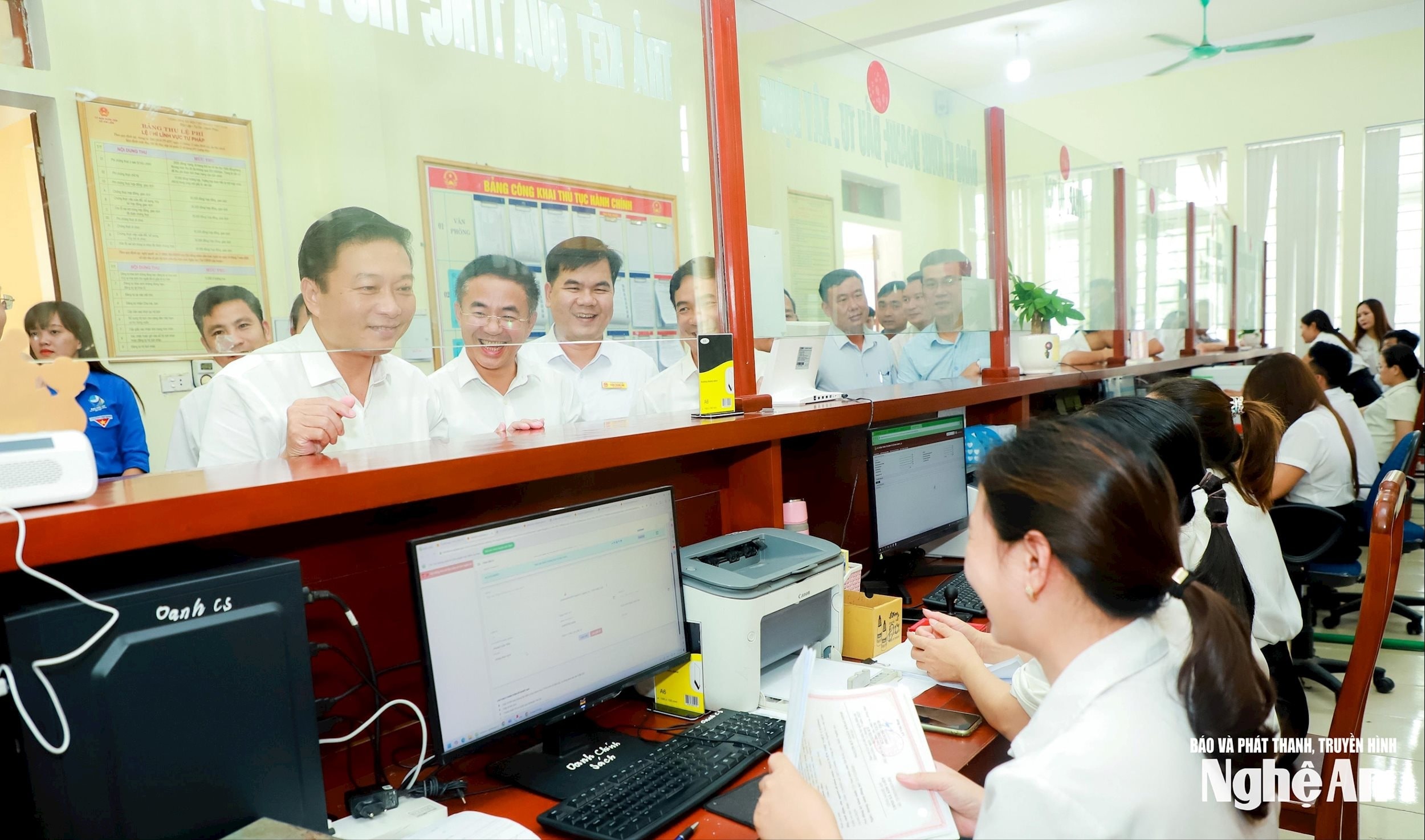 Chủ tịch UBND tỉnh Lê Hồng Vinh trao đổi trực tiếp với cán bộ, công chức xã Kim Liên về các quy trình tiếp nhận và giải quyết thủ tục hành chính. Ảnh Thành Duy