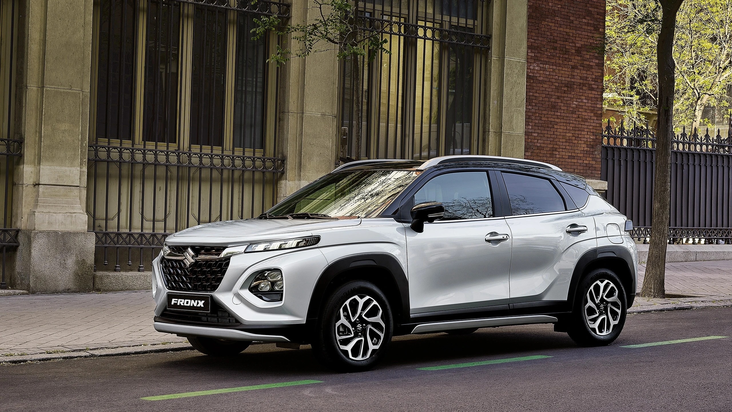 Thiết kế đầu xe Suzuki Fronx với lưới tản nhiệt và đèn pha tách rời.