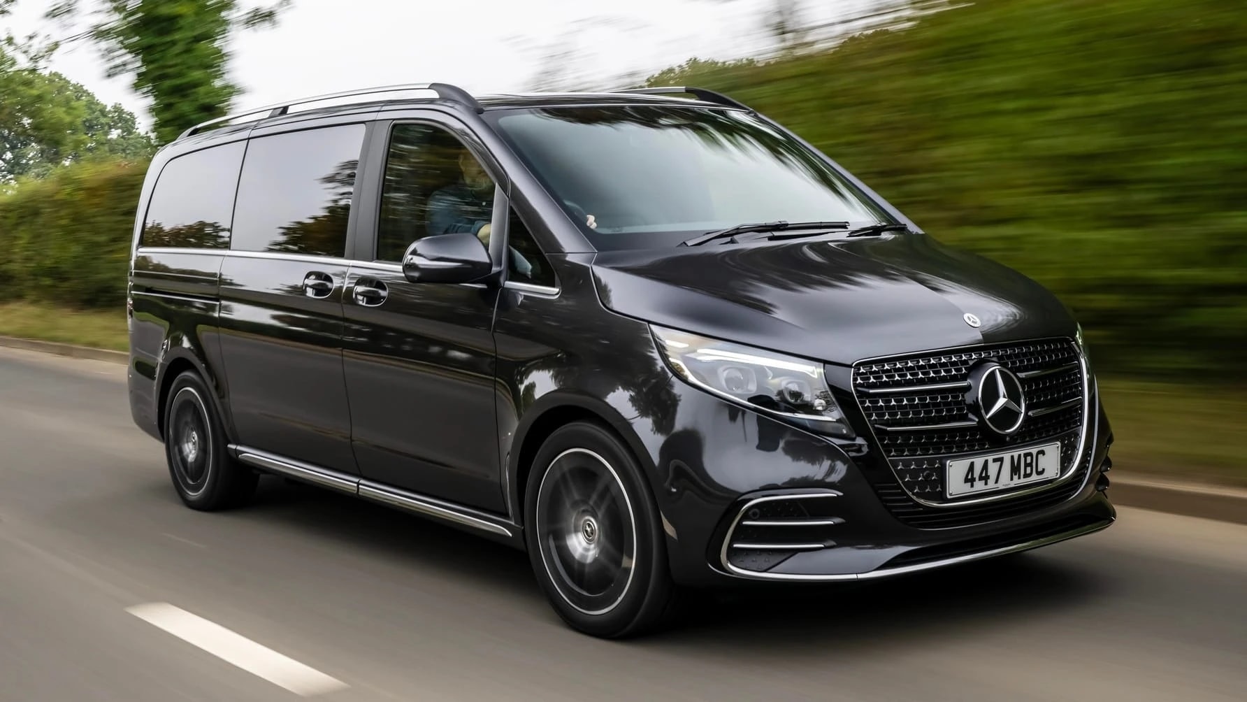 Chiếc Mercedes-Benz V-Class trong garage của Dembele