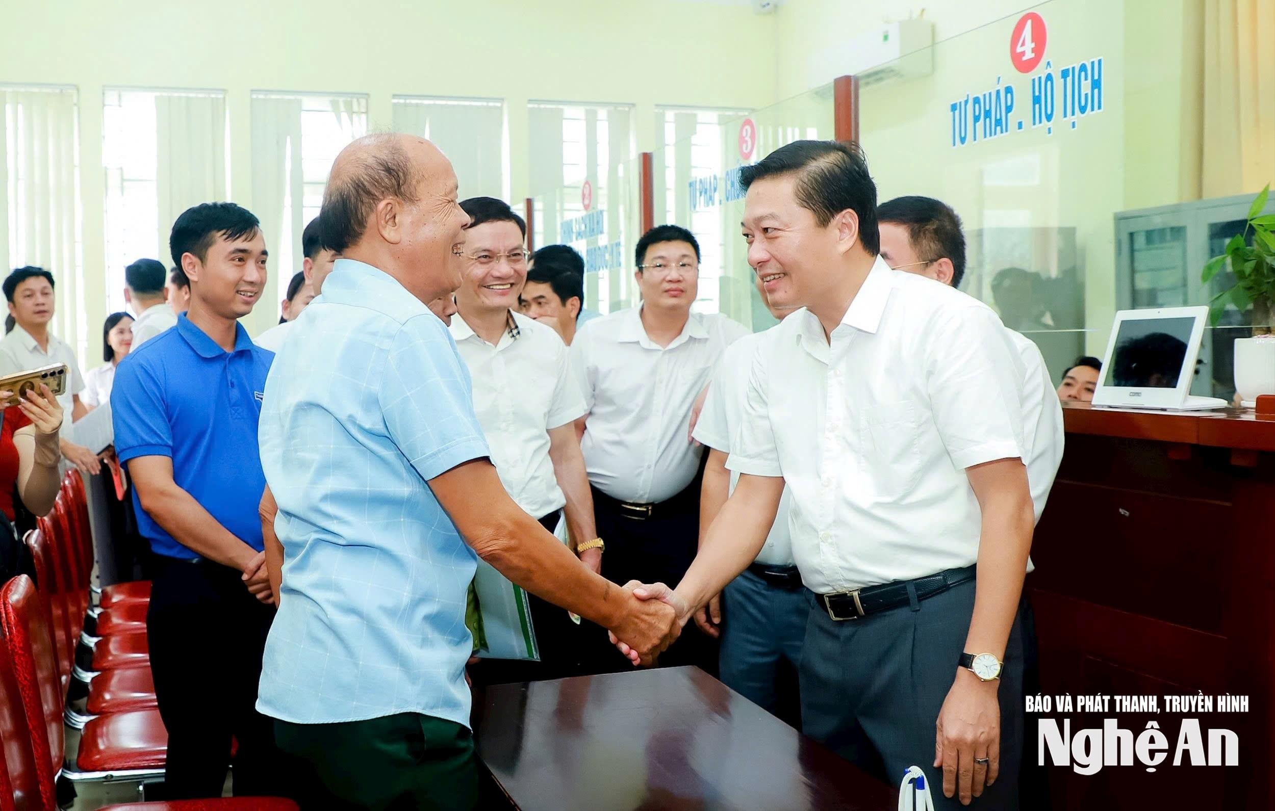 1.-chu-tich-ubnd-tinh-le-hong-vinh-trao-doi-voi-cong-dan-tai-trung-tam-phuc-vu-hanh-chinh-cong-xa-kim-lien.-anh-thanh-duy.jpg
