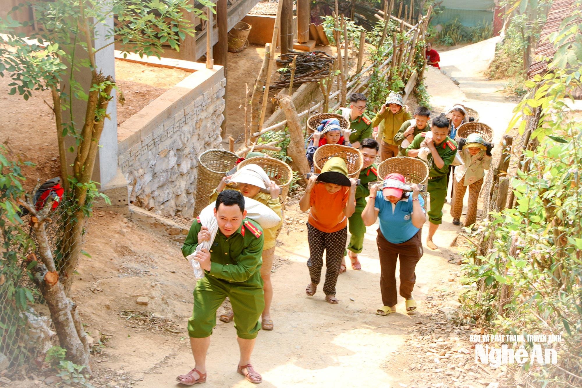 1.-cong-an-xa-luong-minh-da-huy-dong-luc-luong-cung-voi-nguoi-dan-mang-vac-vat-lieu-giup-xoa-nha-tam-dot-nat-cho-ho-ngheo.-anh-dinh-tuan.jpg