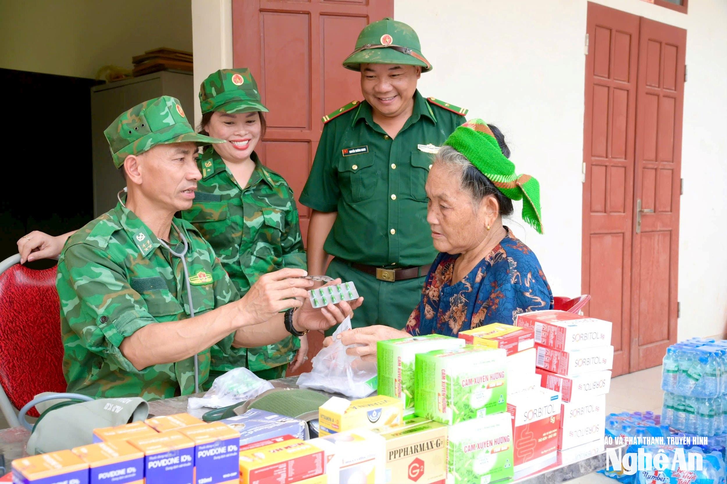 2.luc-luong-quan-y-bo-doi-bien-phong-tinh-cap-phat-thuoc-cho-nguoi-dan-xa-my-ly.-anh-le-thach.jpg