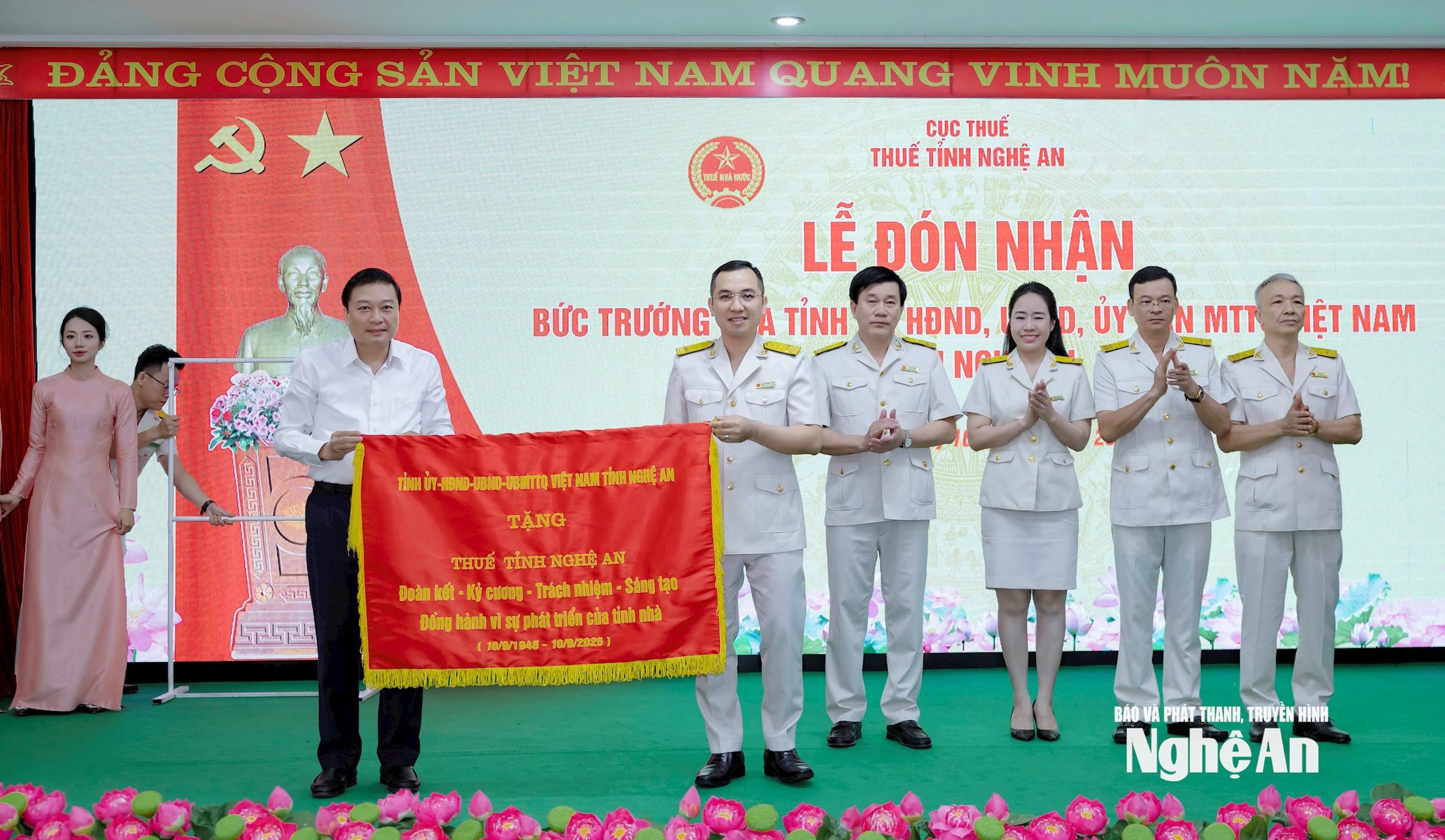 Chủ tịch UBND tỉnh Lê Hồng Vinh trao bức trướng của Tỉnh ủy - HĐND - UBND - Ủy ban MTTQ Việt Nam tỉnh tặng ngành Thuế Nghệ An. Ảnh PV1
