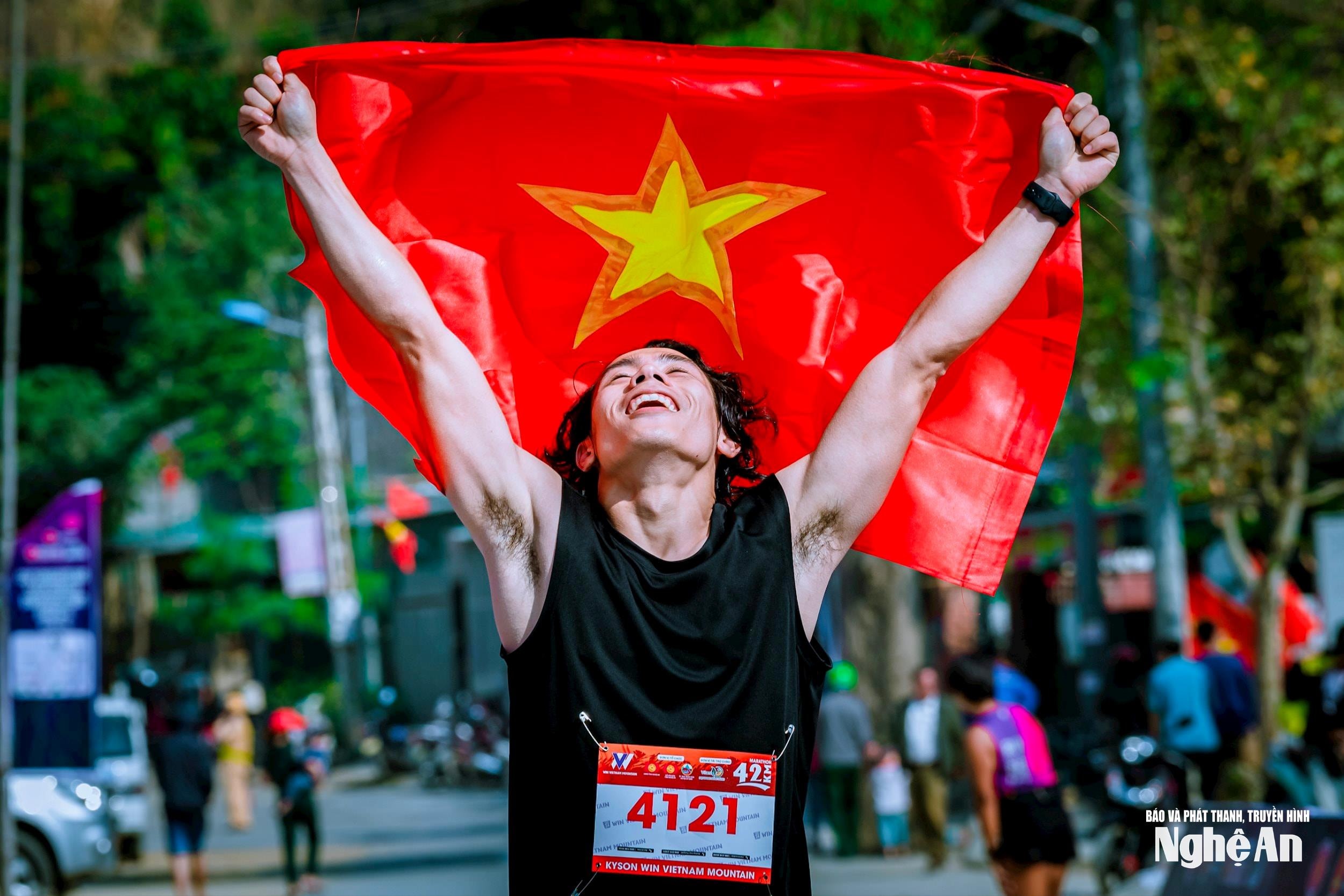 chien-thang-giai-marathon-ky-son-18-2-2024-.jpg