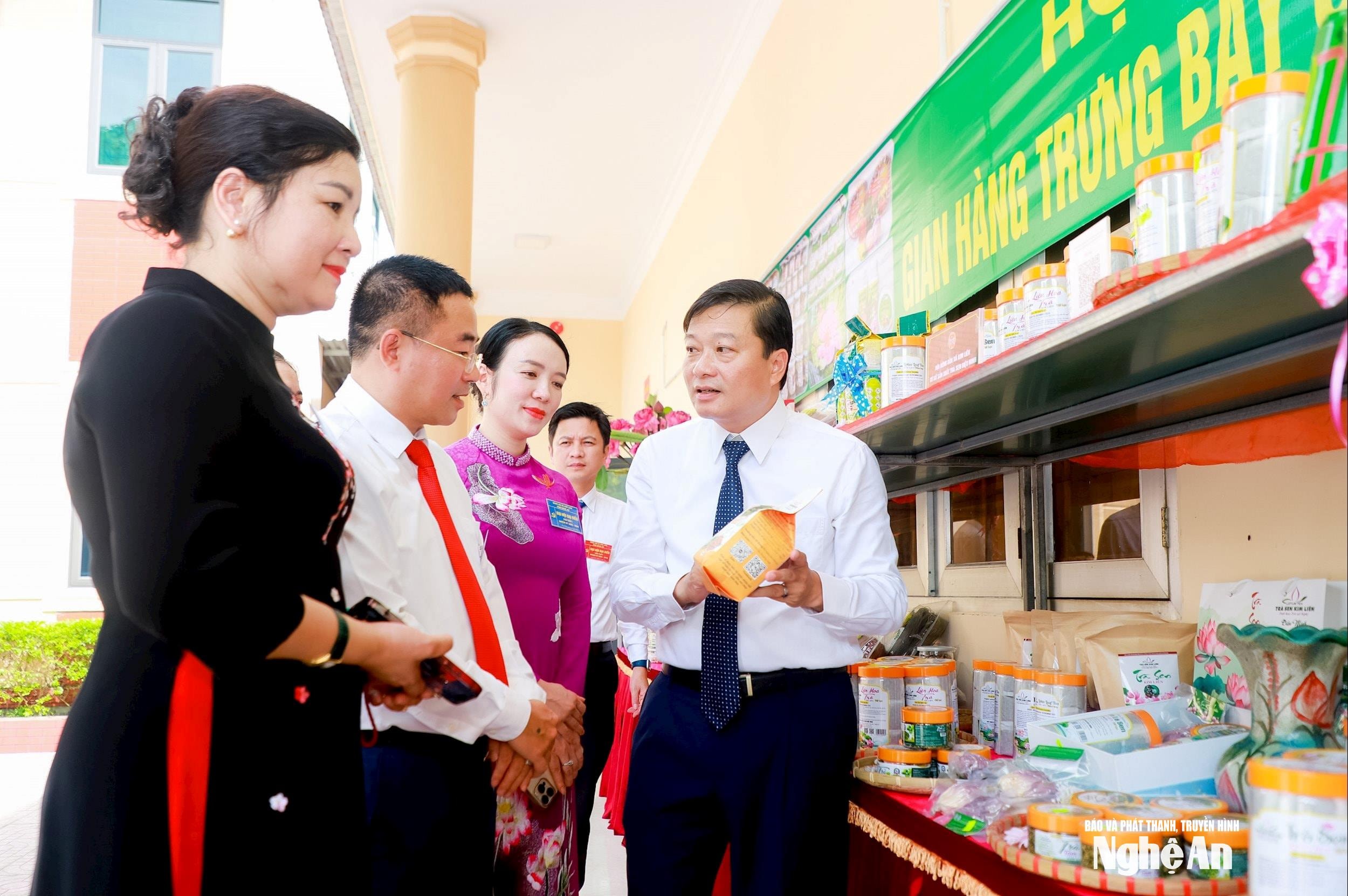 chu-tich-ubnd-tinh-le-hong-vinh-va-cac-dong-chi-lanh-dao-tinh-tham-gian-trung-bay-san-pham-ocop-cua-xa-kim-lien.jpg
