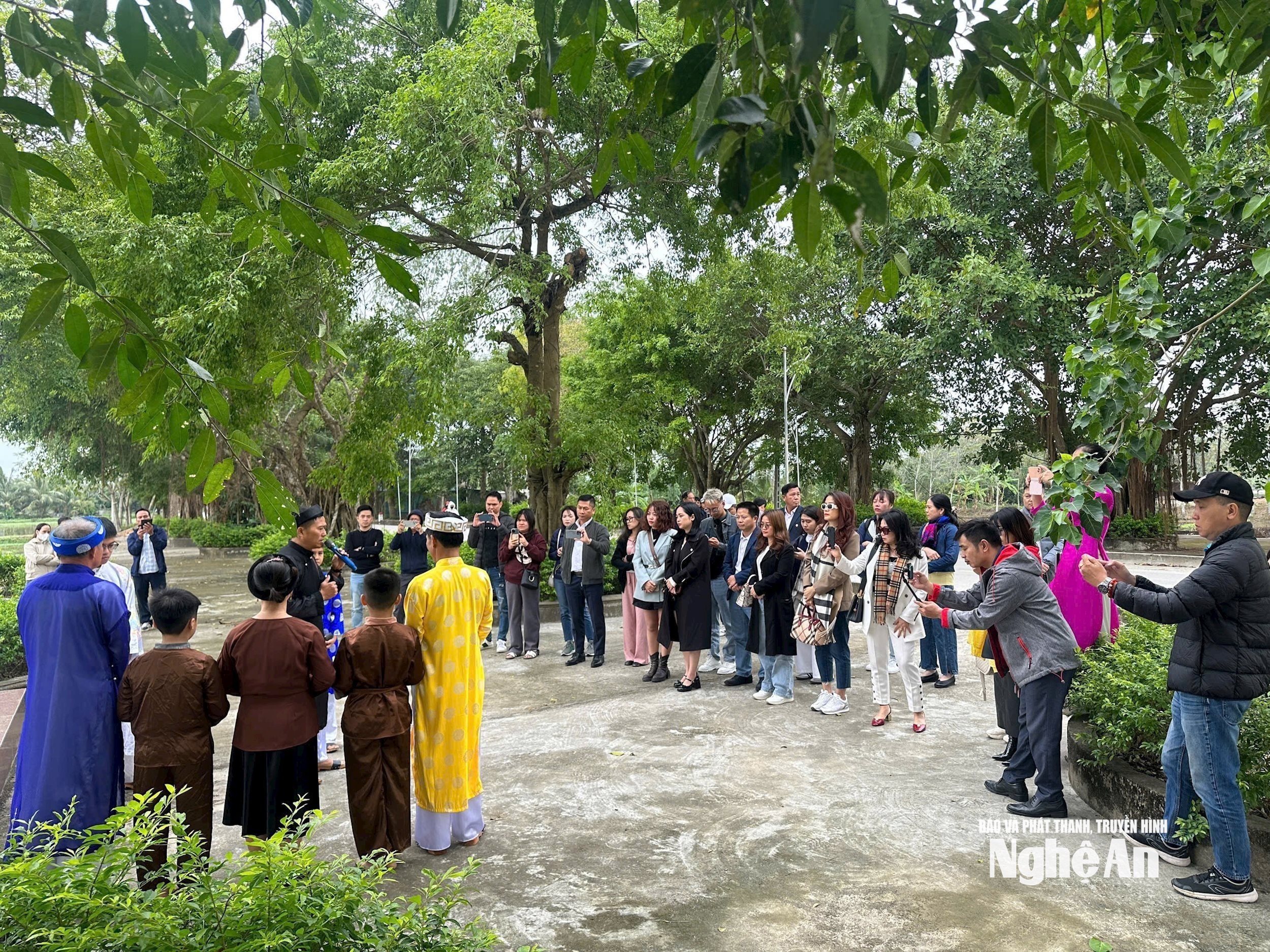 Một đoàn famtrip khảo sát du lịch tại xã Quỳnh Anh. Ảnh tư liệu: Vương Băng 