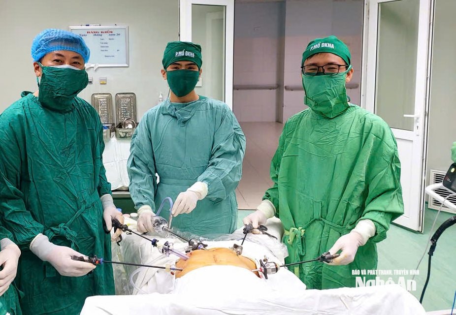 Ekip phẫu thuật do TS.BS Đinh Văn Chiến - Khoa ngoại tiêu hoá phẫu thuật cho bệnh nhân 