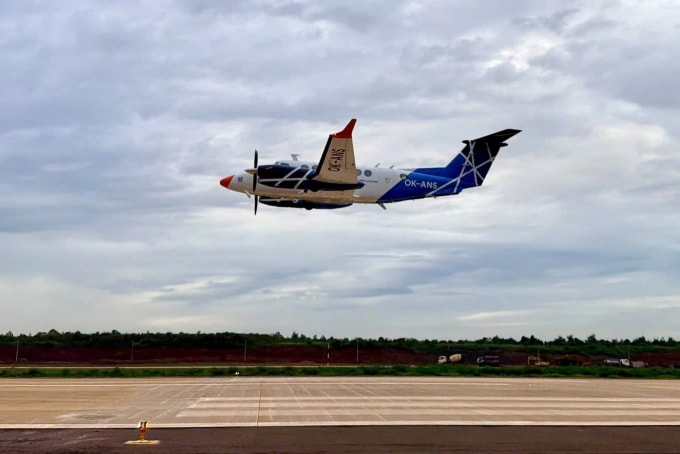 យន្តហោះ Beechcraft B300 ឆ្លងកាត់ការក្រិតនៅអាកាសយានដ្ឋាន Long Thanh ។ រូបថត៖ ថៃ ហា