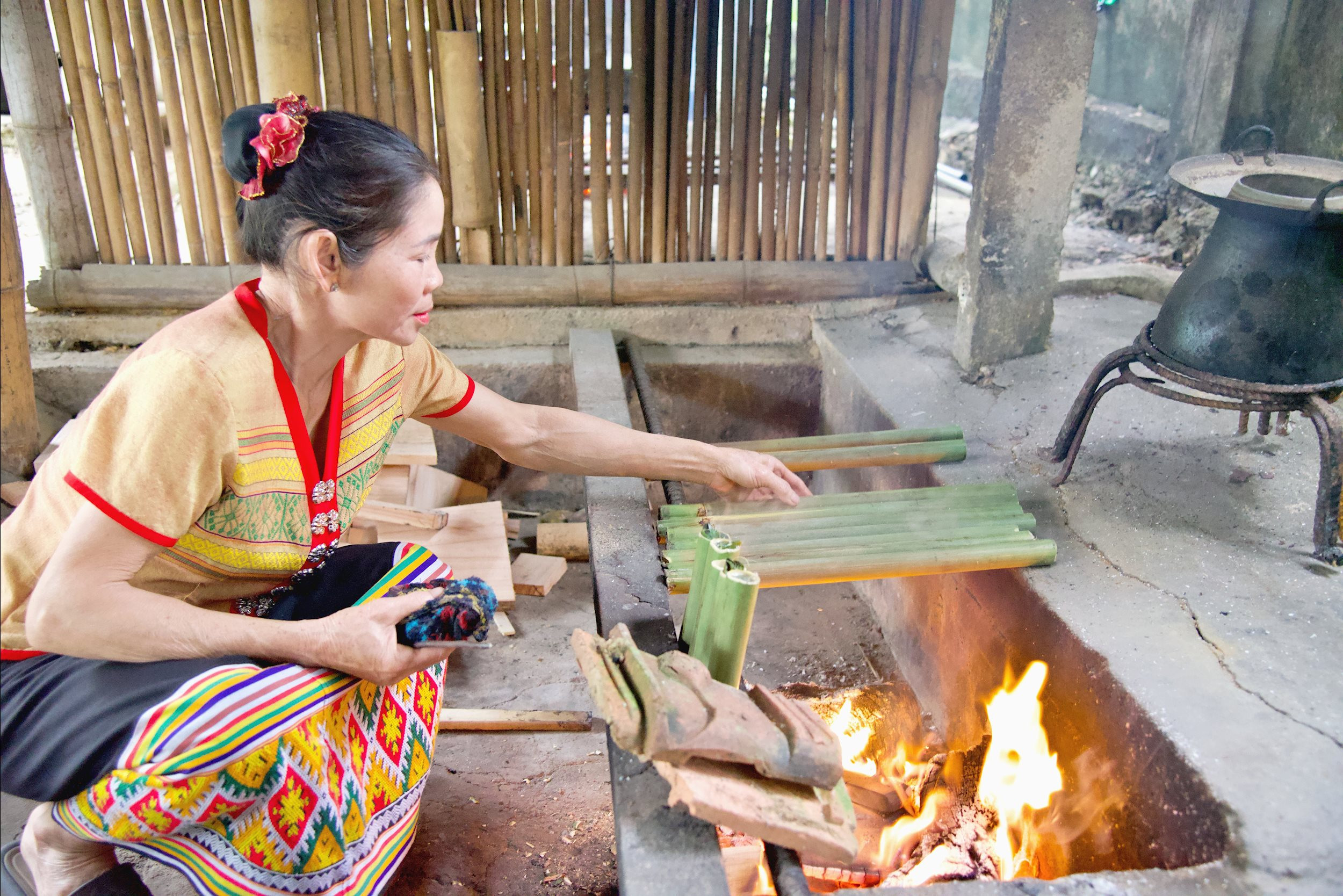 Người dân bản Nưa, xã Con Cuông (nằm trong VQG Pù mát) tự tay chế biến các món ăn dân tộc phục vụ khách du lịch. Ảnh: Hoài Thu