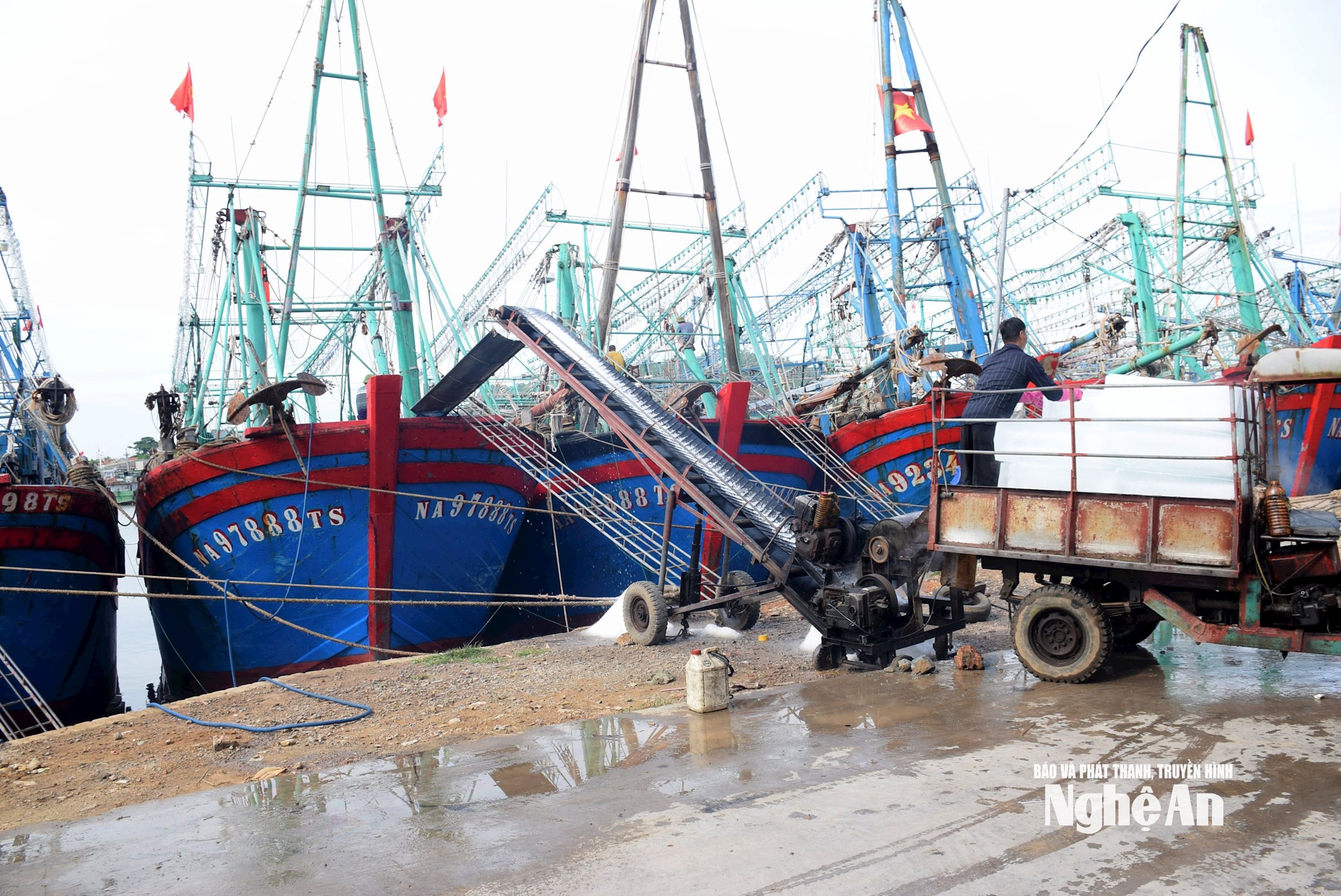 Ngư dân chuyển bị nhiên liệu, đá lạnh... dám biẻn. Ảnh Xuân Hoàng